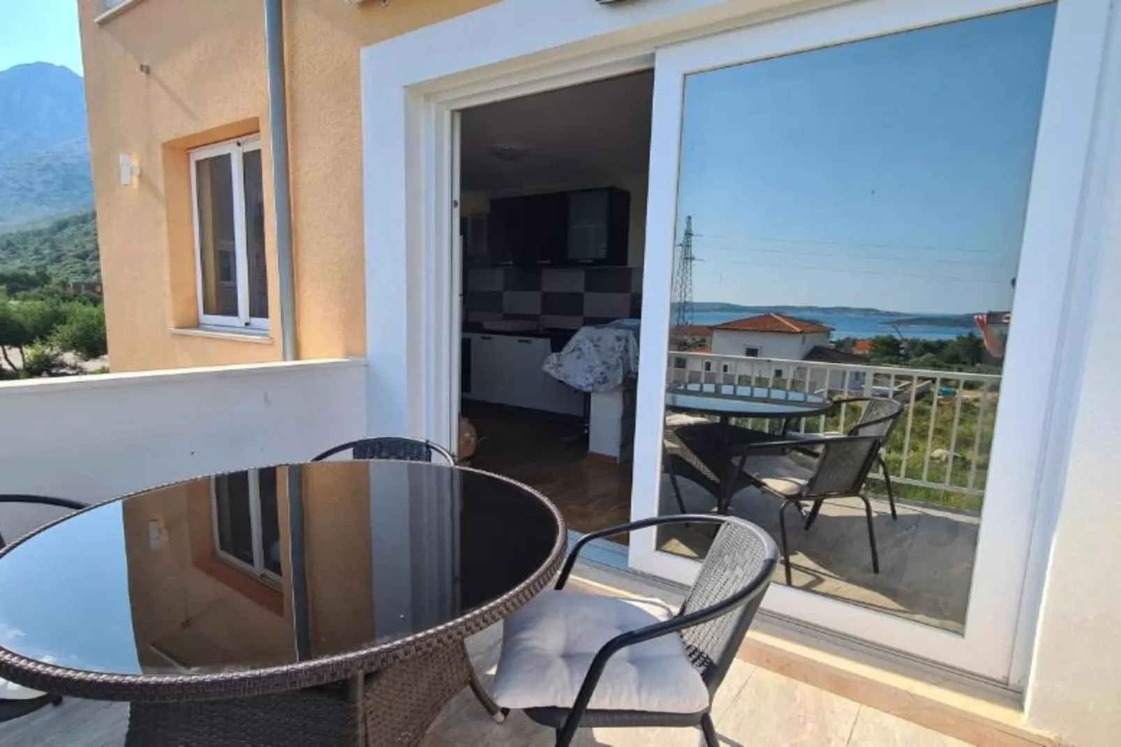 Apartment with Two Bathrooms-Terrasbalkon