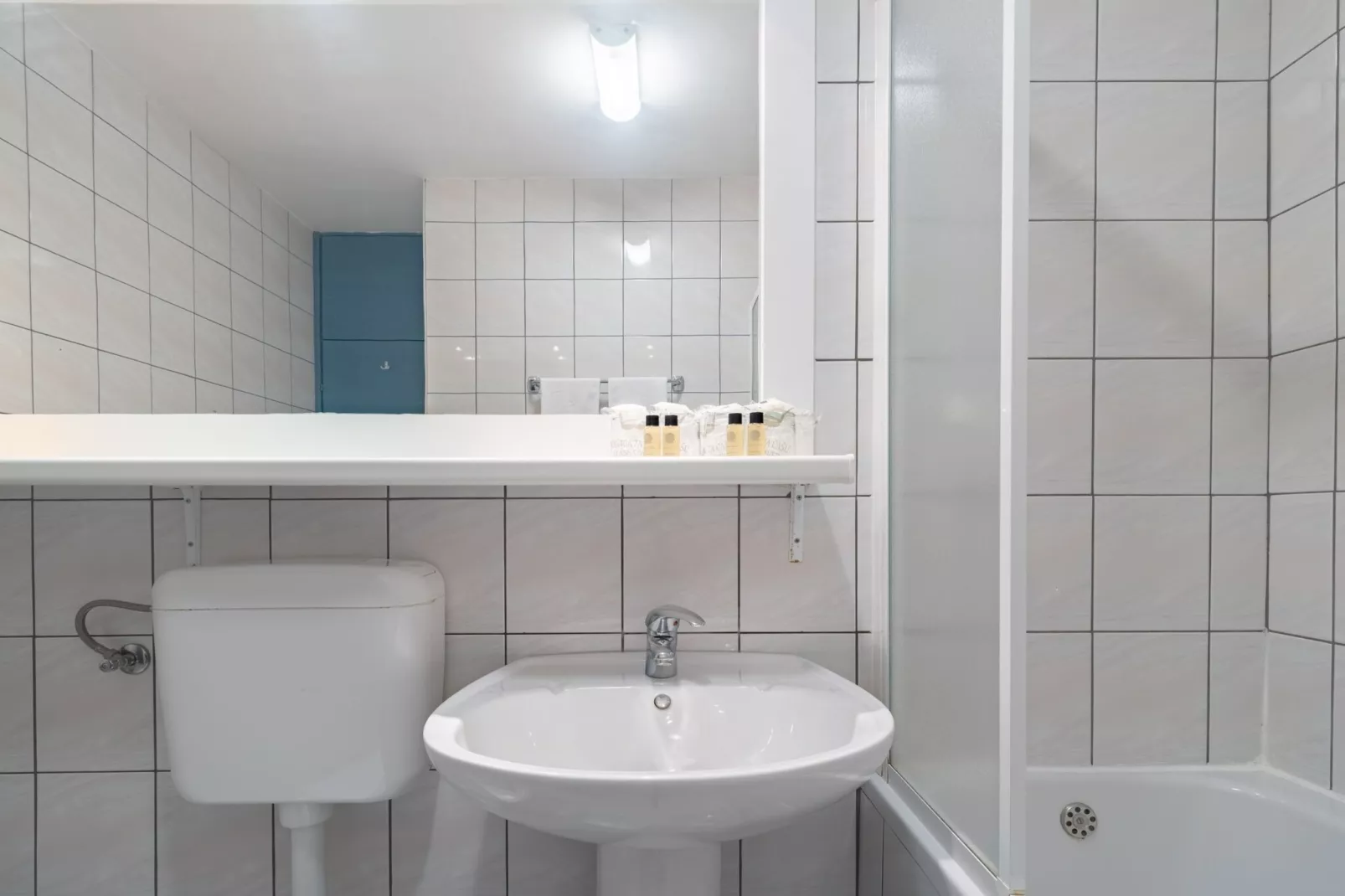 Hotel Issa - Double Room Sea View 14-Badkamer