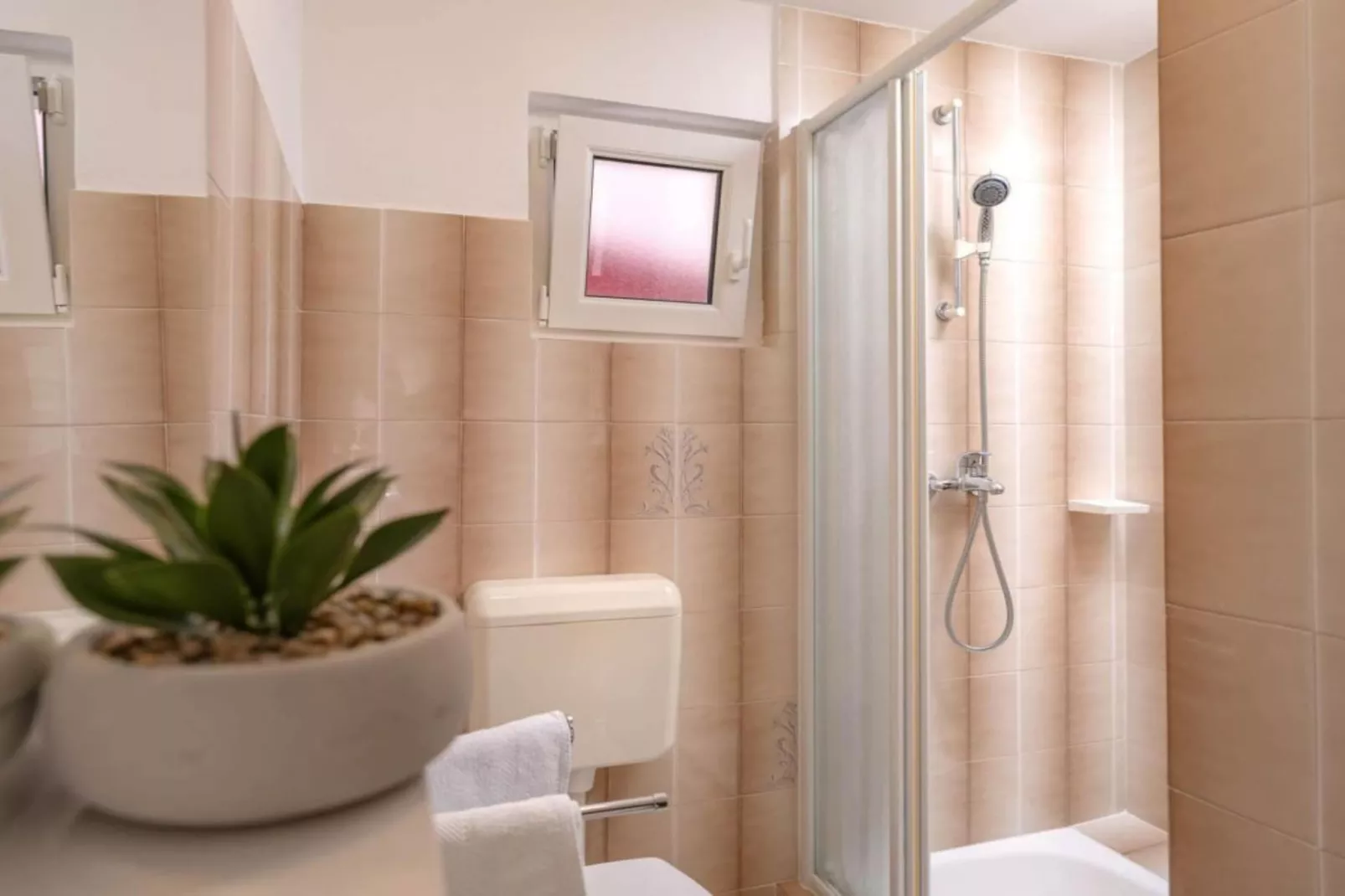 One Bedroom Apartment with Terrace 5-Badkamer