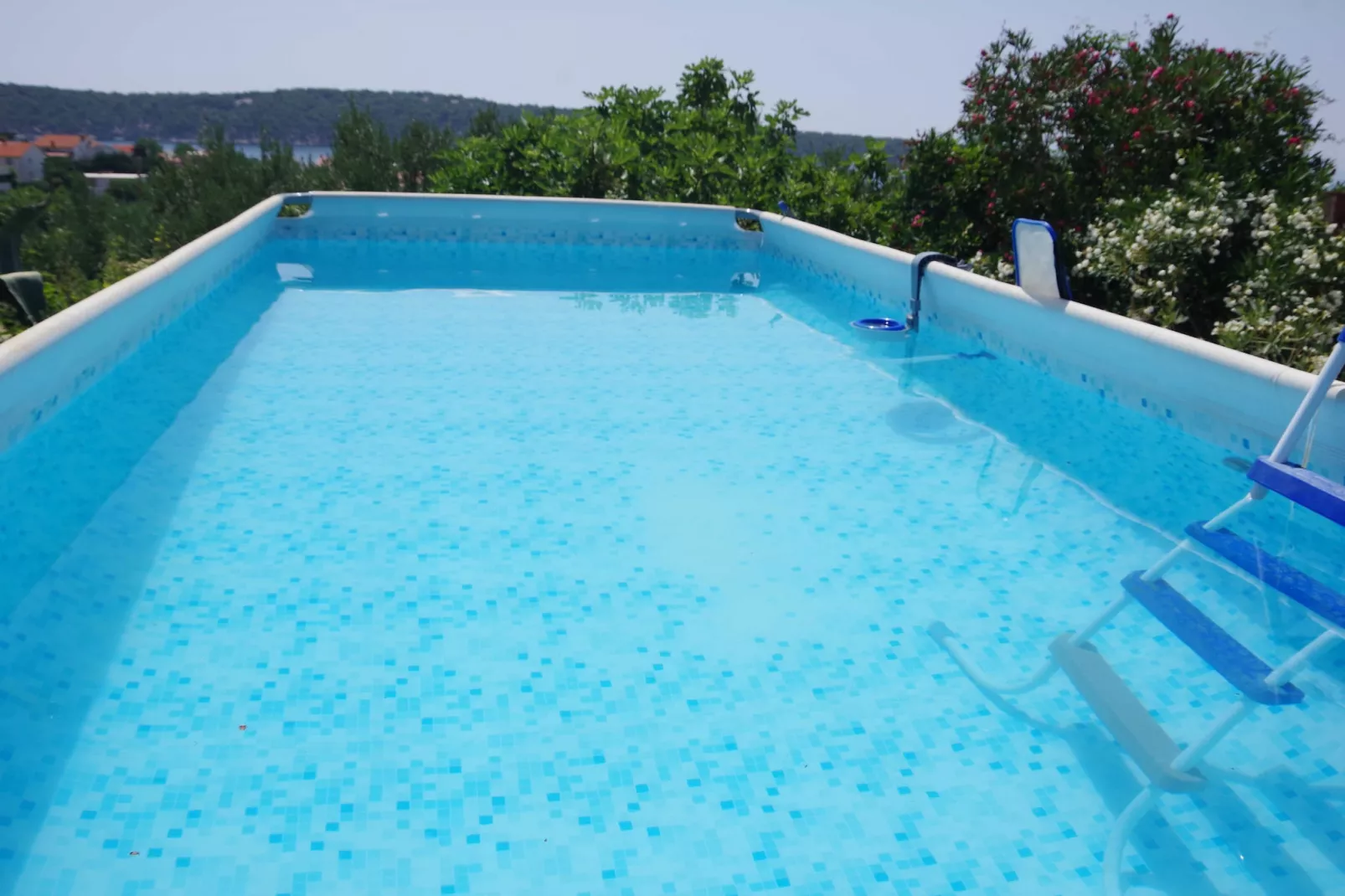 Serene Barbat Escape with Just Minutes from the Beach - One Bedroom Apartment with Balcony 3-Zwembad