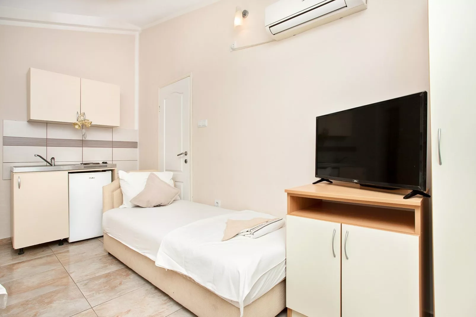 Perfect Budva Stay Near the Sea & Aqua Park - Comfort Triple Studio 1\/1 1-Slaapkamer