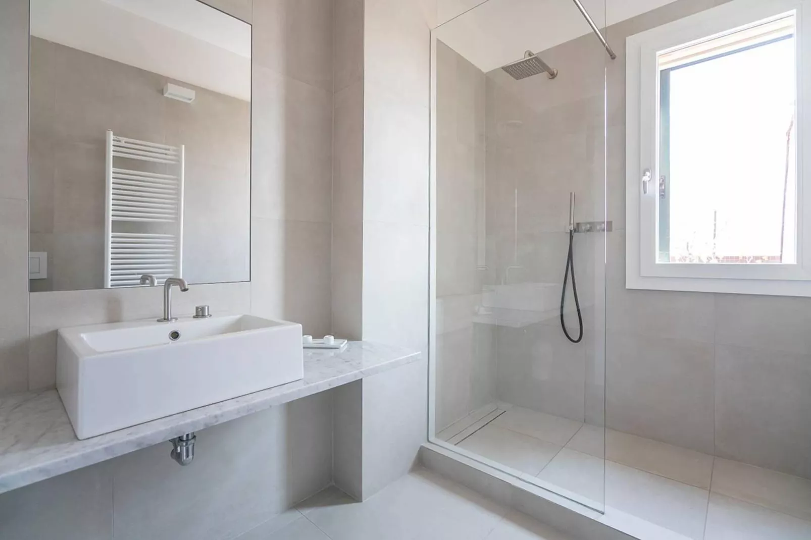 MI AMEDEO D'AOSTA-Badkamer