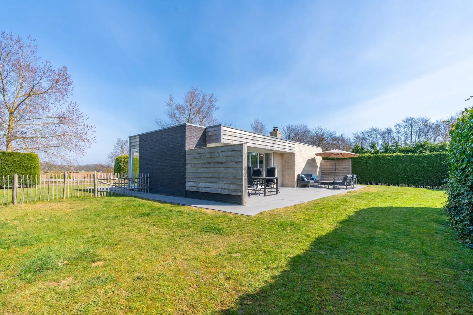 Hoogelandt 90a-Buitenkant zomer