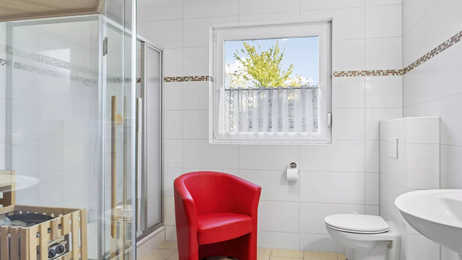 Windflüchter links mit Sauna-Badkamer