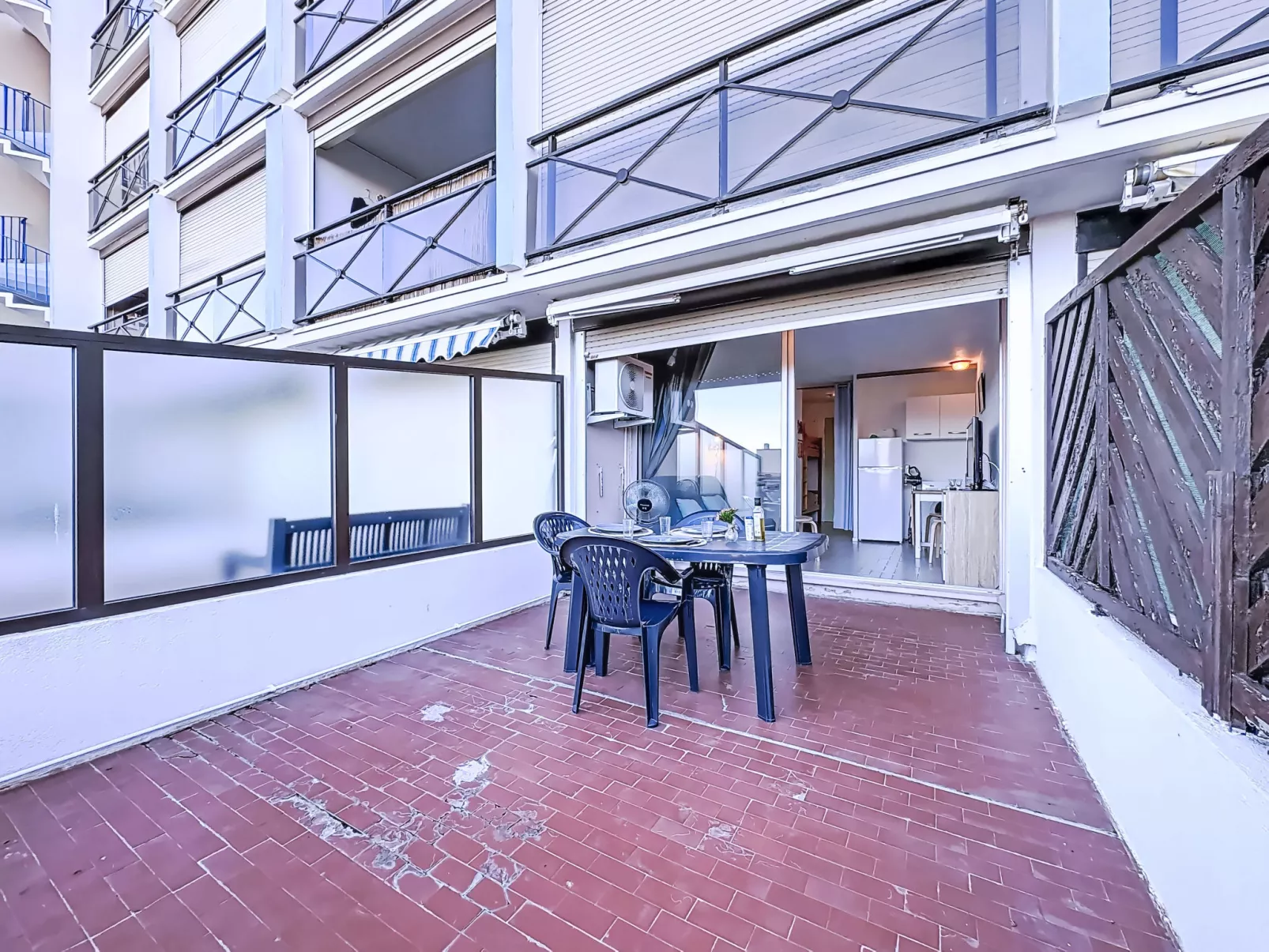 Le Lagon Bleu-Binnen