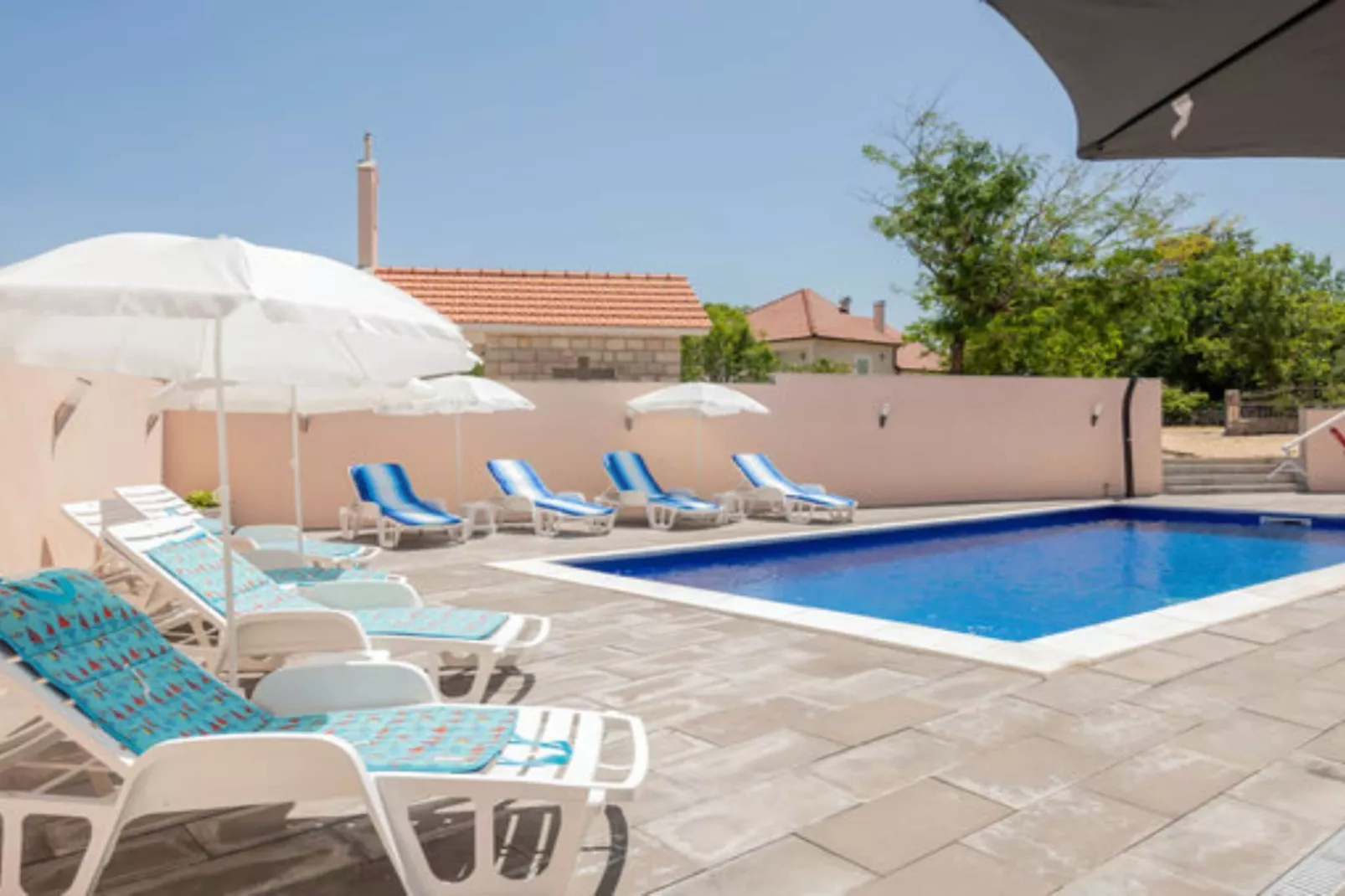 Charming Villa Nina with Pool - Four Bedroom Villa With Terrace and Swimming pool-Zwembad