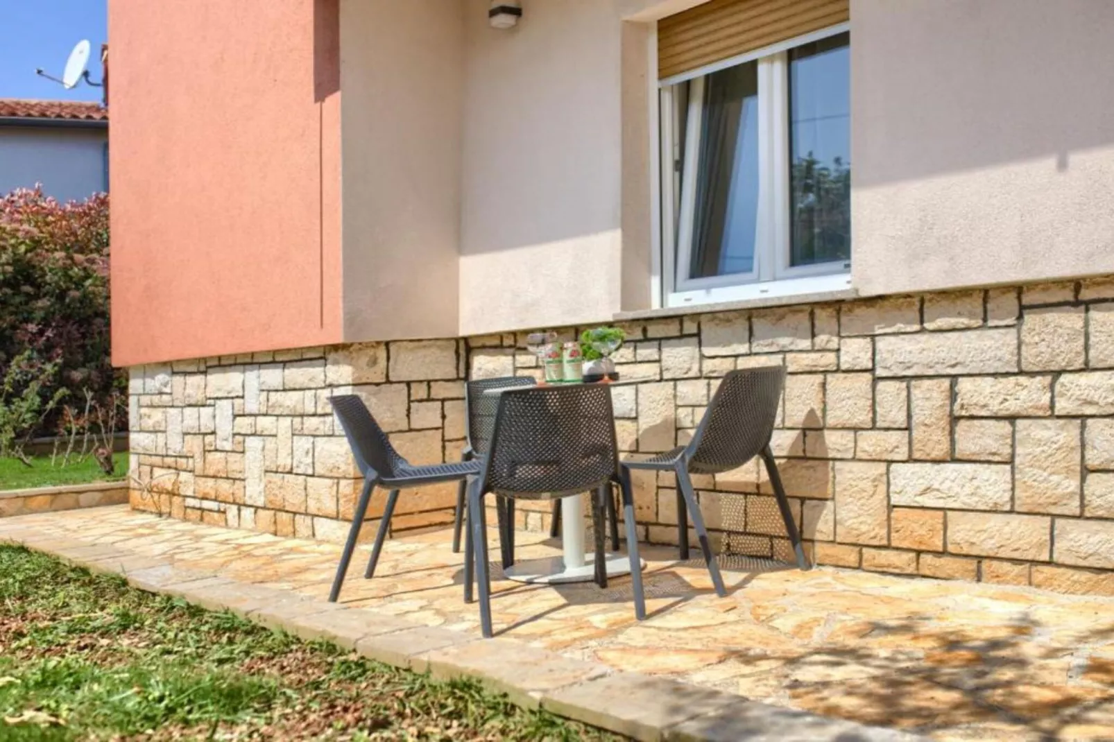 Apartments Mons - One Bedroom Apartment With Terrace (A1)-Buitenlucht