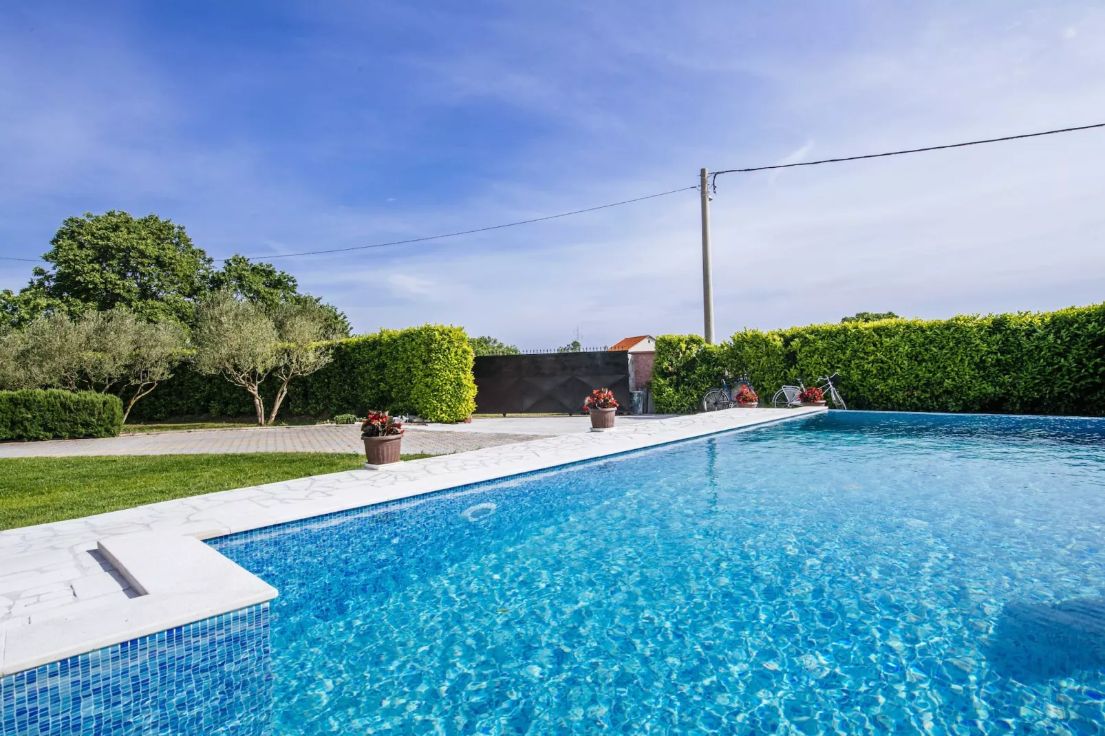 Authentic stone house Momo-Zwembad