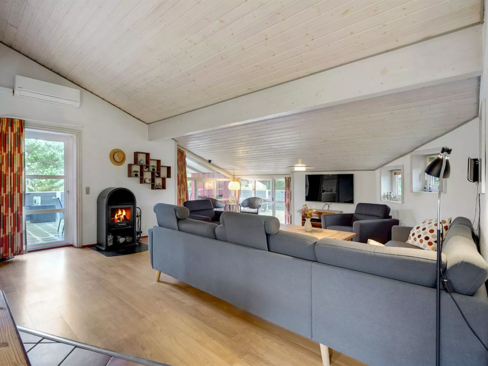 "Asdis" - 2.8km from the sea-Binnen