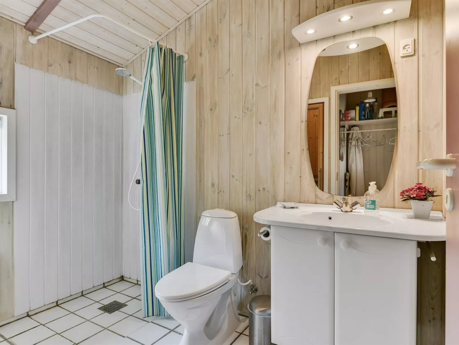 "Roel" - 500m from the sea-Binnen