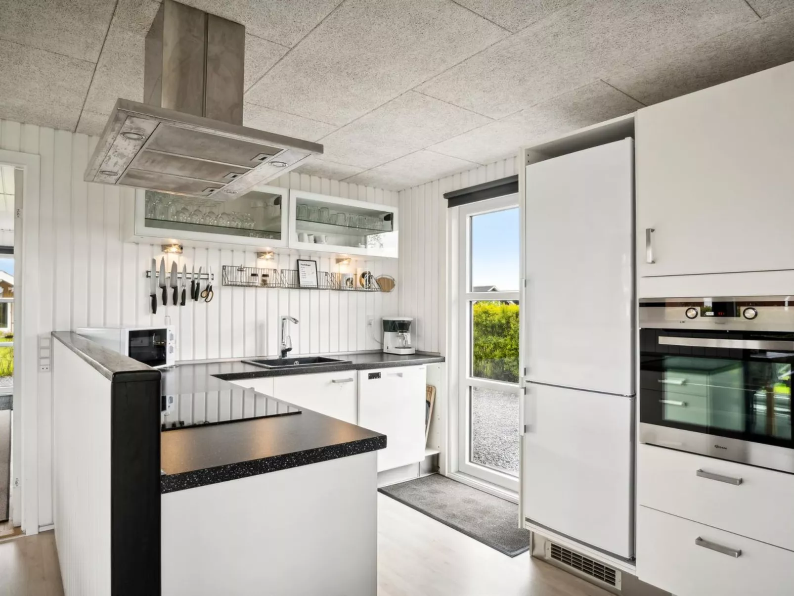 "Elvina" - 200m from the sea-Binnen