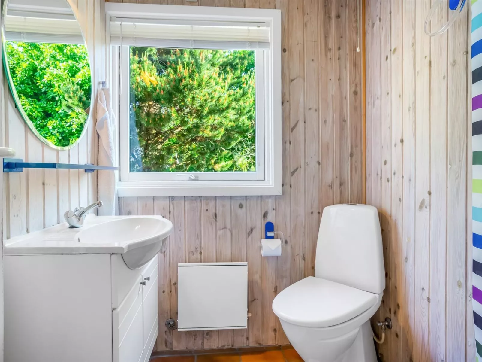 "Myrna" - 300m from the sea-Binnen