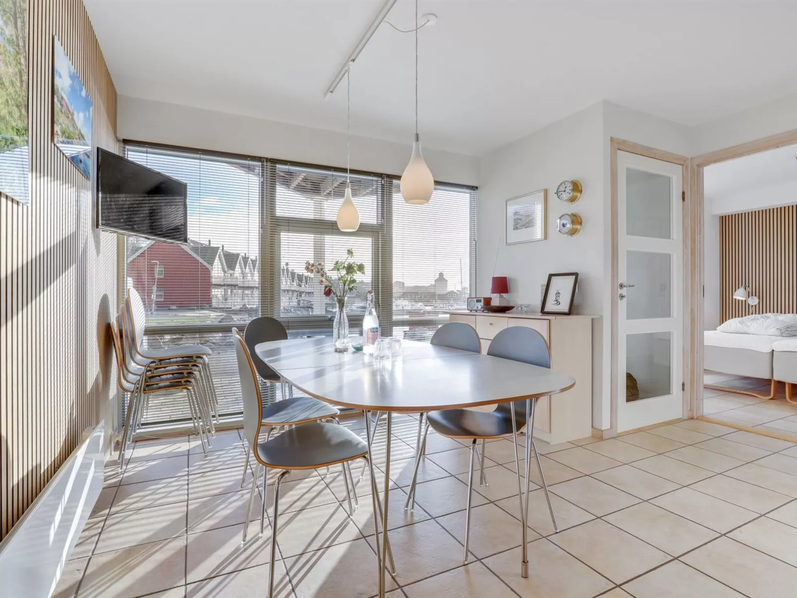 "Halldora" - 10m from the sea-Binnen