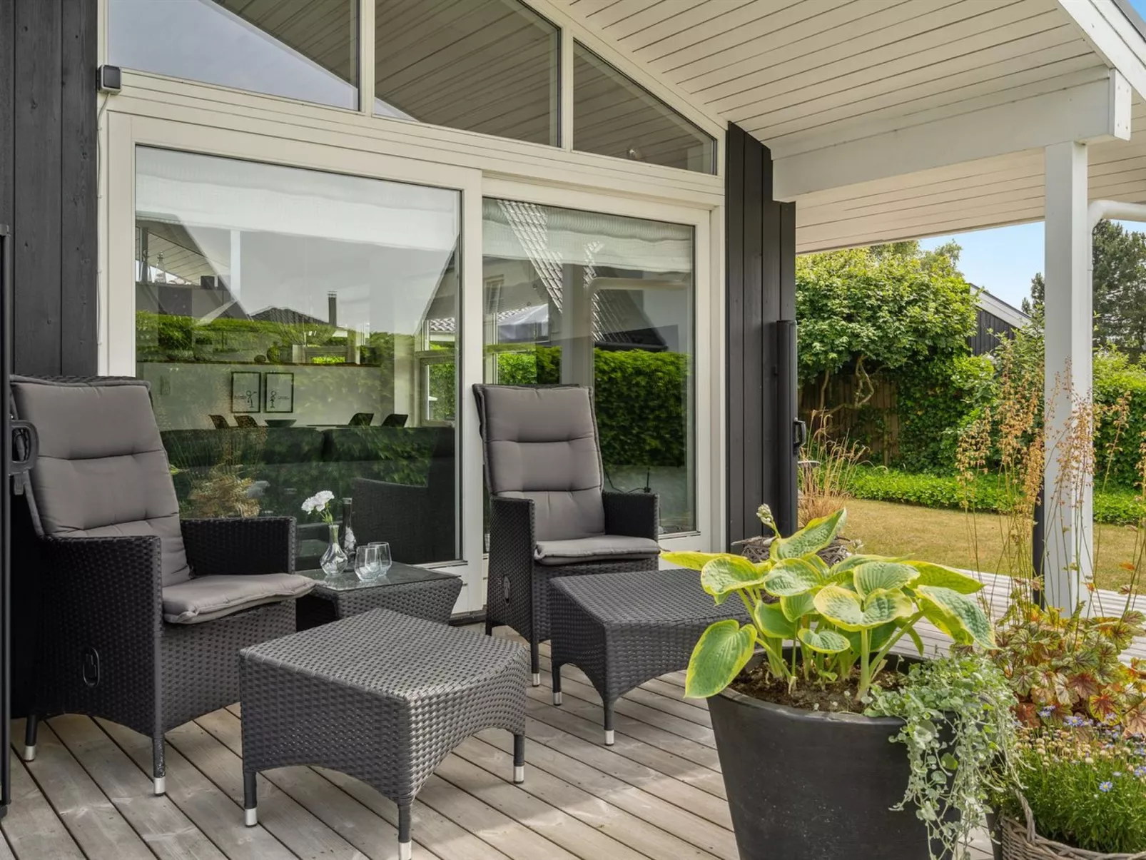 "Sjarlotte" - 100m from the sea-Buiten