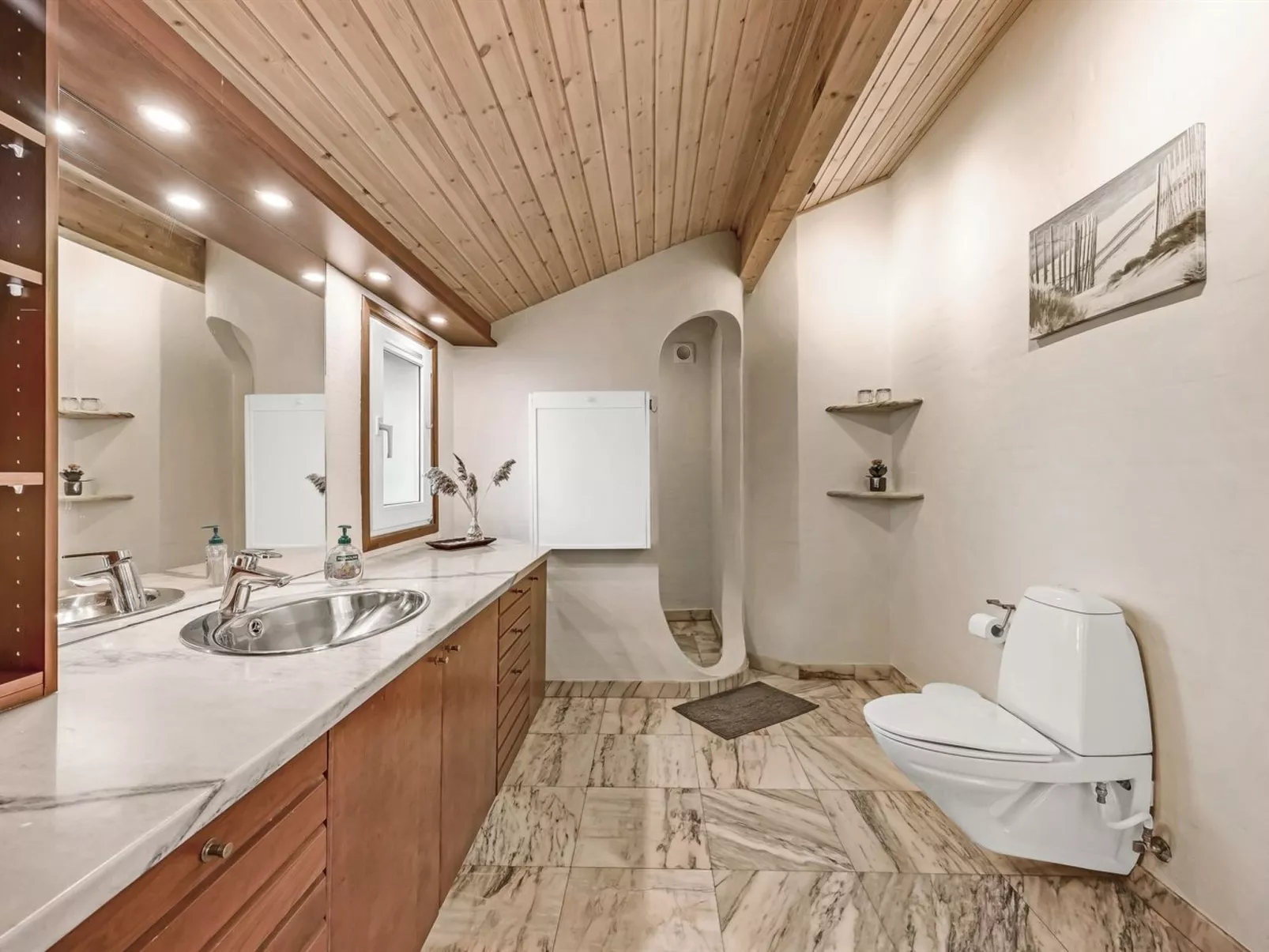 "Sunneva" - 1km from the sea-Binnen