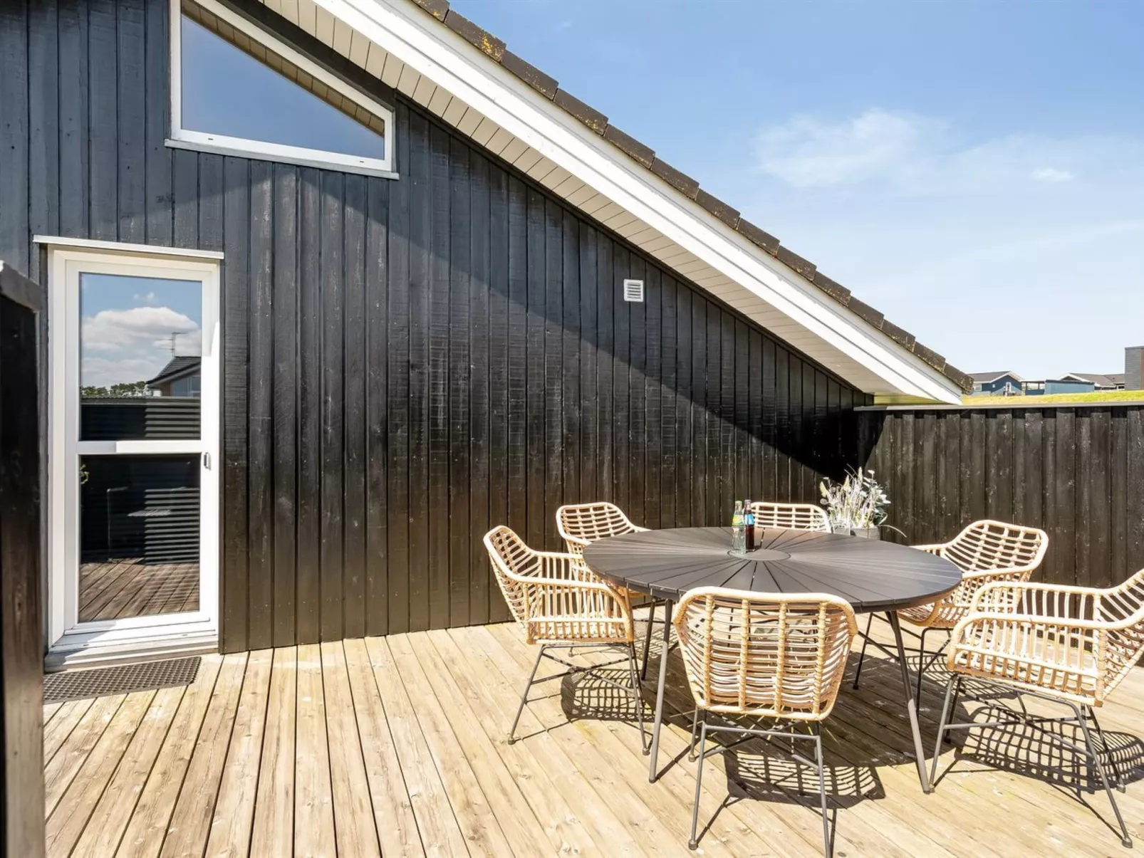 "Samuil" - 300m to the fjord-Buiten