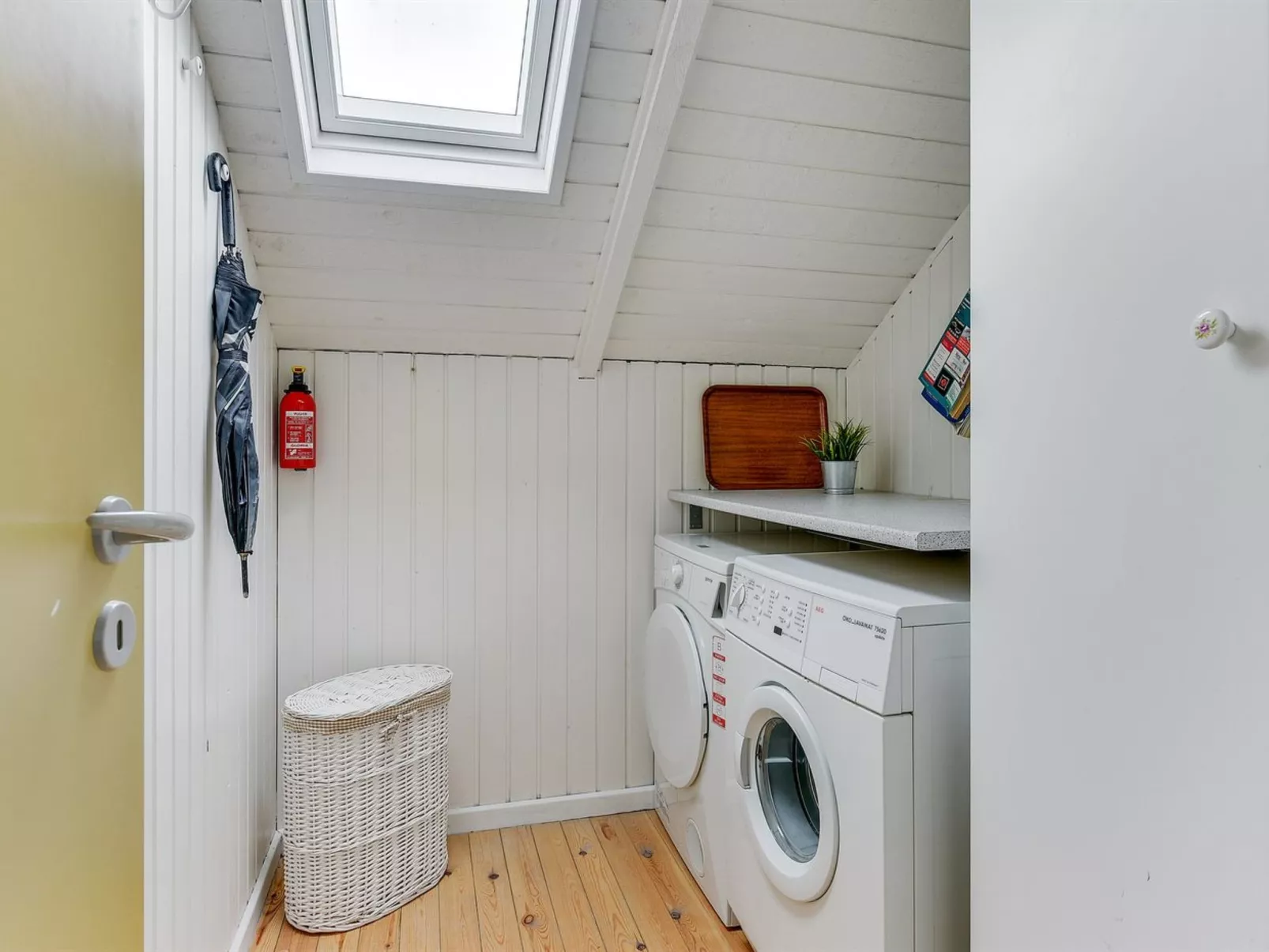 "Hjalmine" - 250m from the sea-Binnen