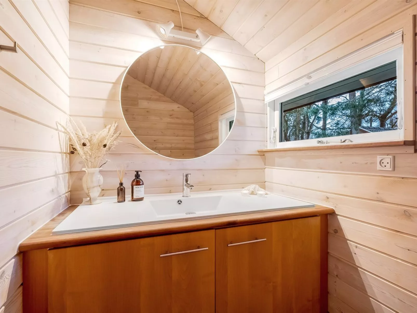 "Aman" - 700m to the fjord-Binnen