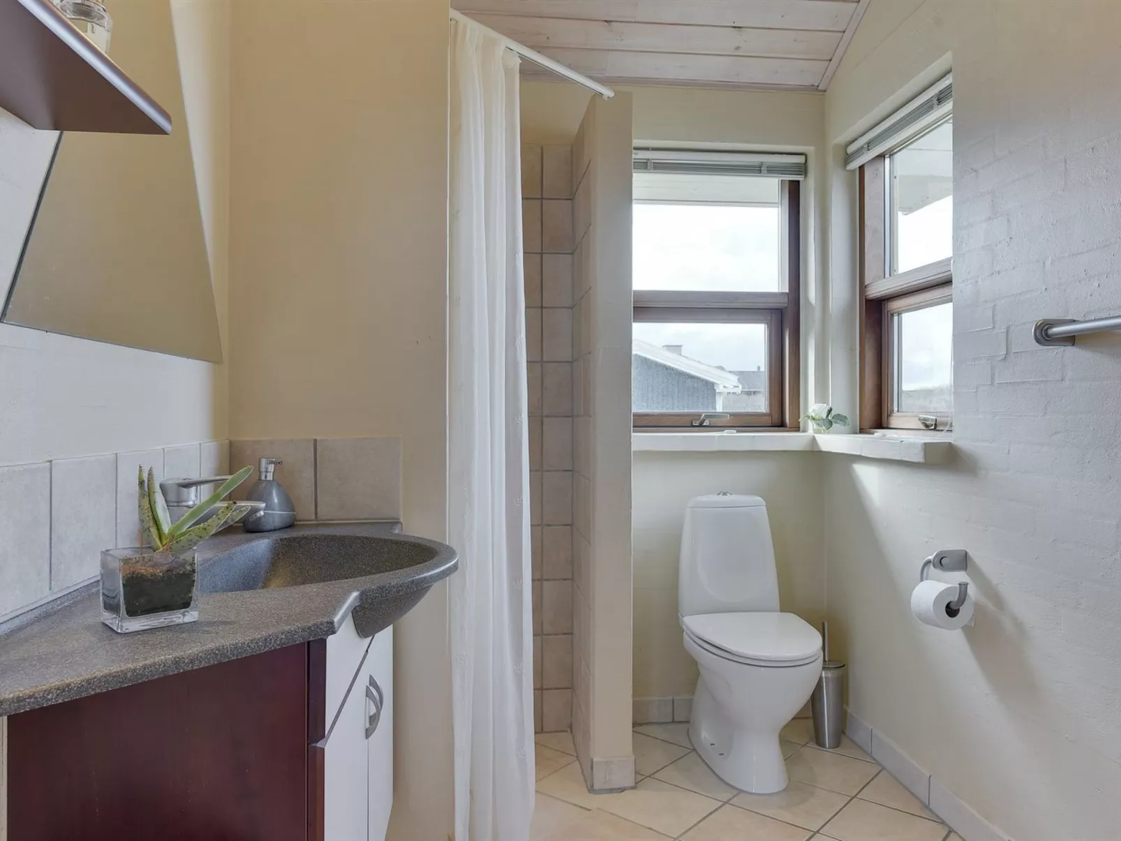 "Fam" - 300m from the sea-Binnen