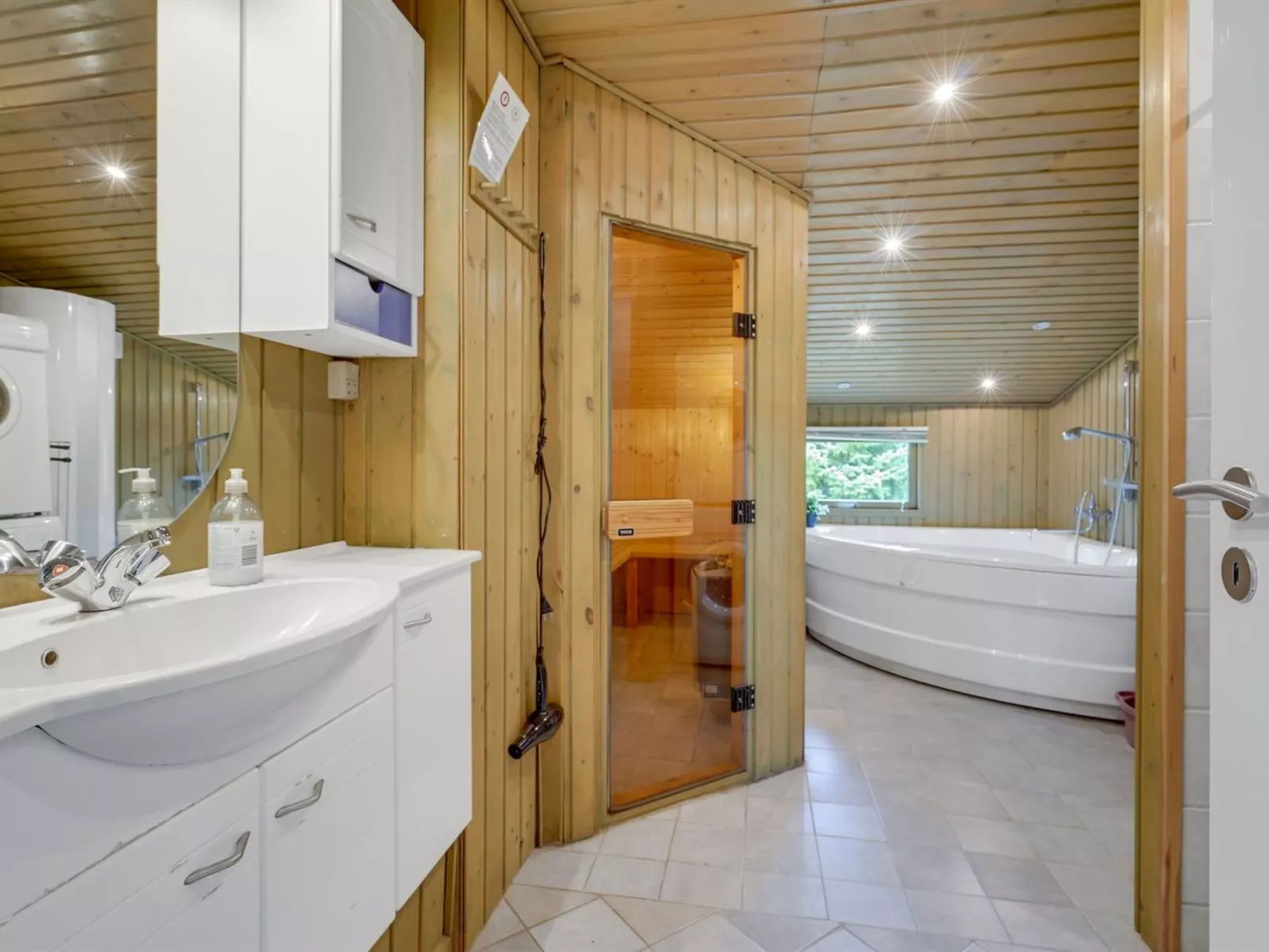 "Aileen" - 900m from the sea-Binnen