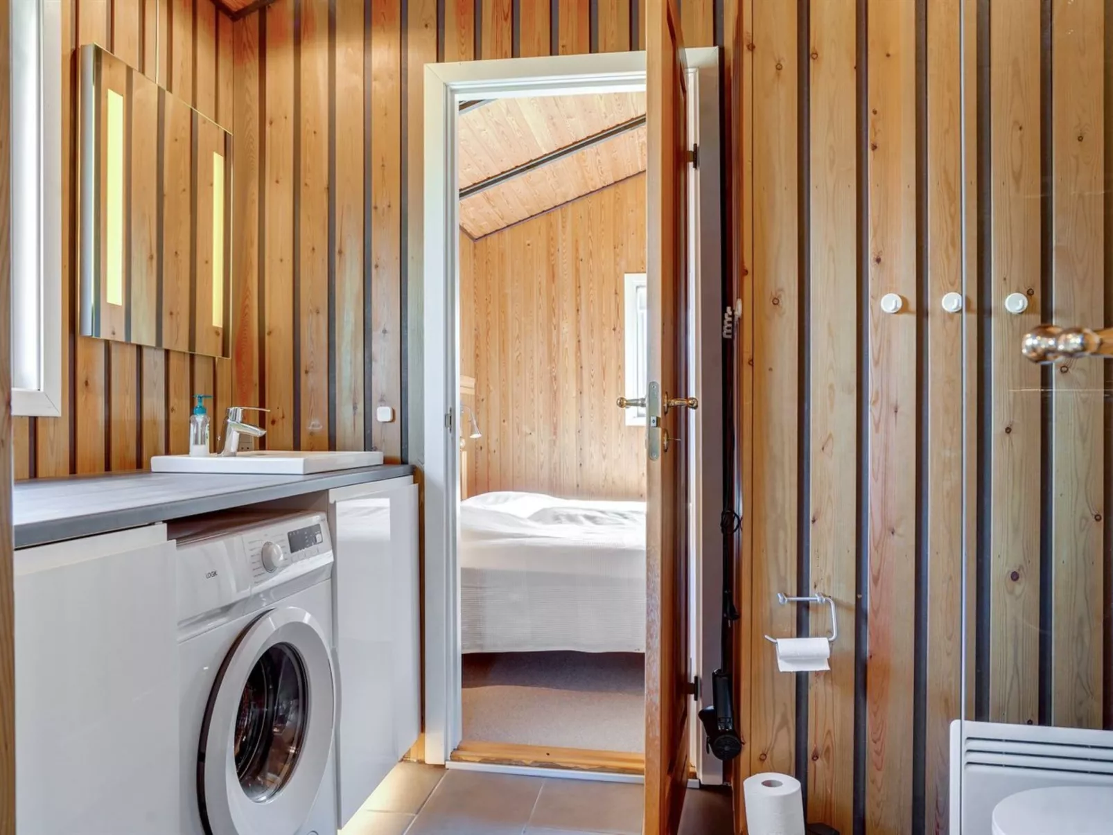 "Denahi" - 400m to the fjord-Binnen