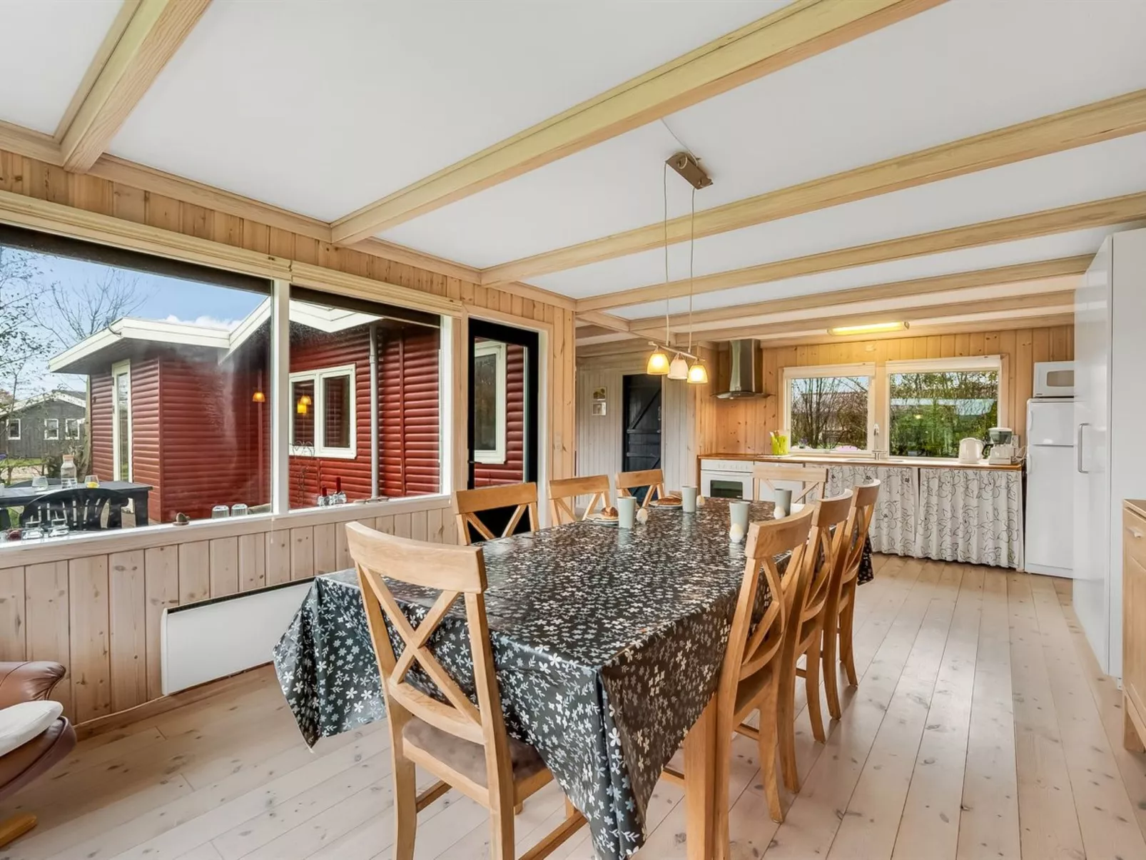 "Scarlet" - 400m to the fjord-Binnen