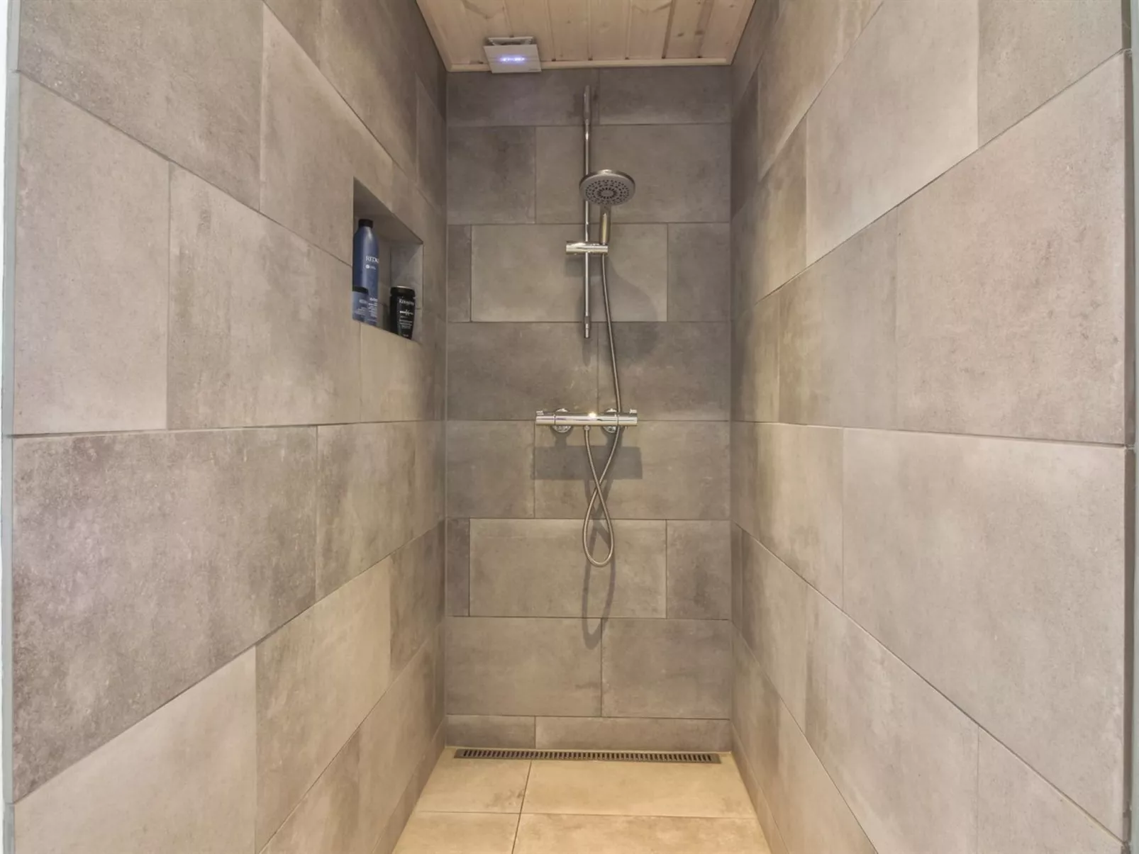 "Hroswitha" - 100m from the sea-Binnen