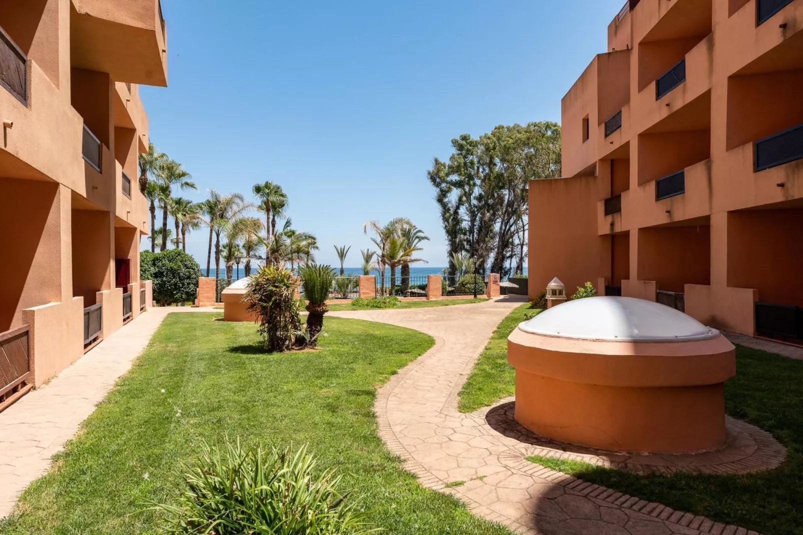 CT 240 - Beachfront Apartment -Don Juan Manilva-Tuinen zomer