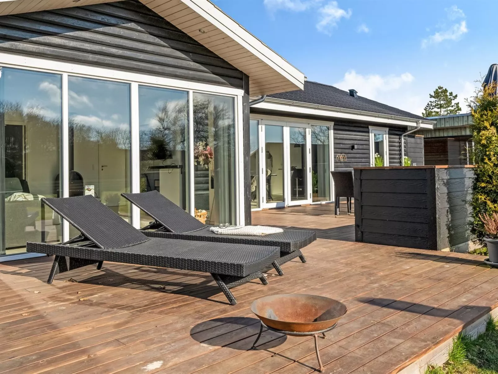 "Elisaveta" - 400m to the fjord-Buiten