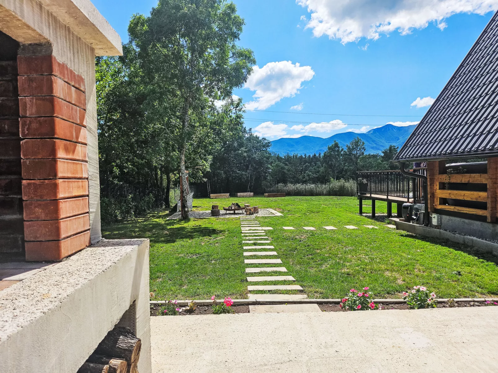 Tomina Koliba Lika-Buiten