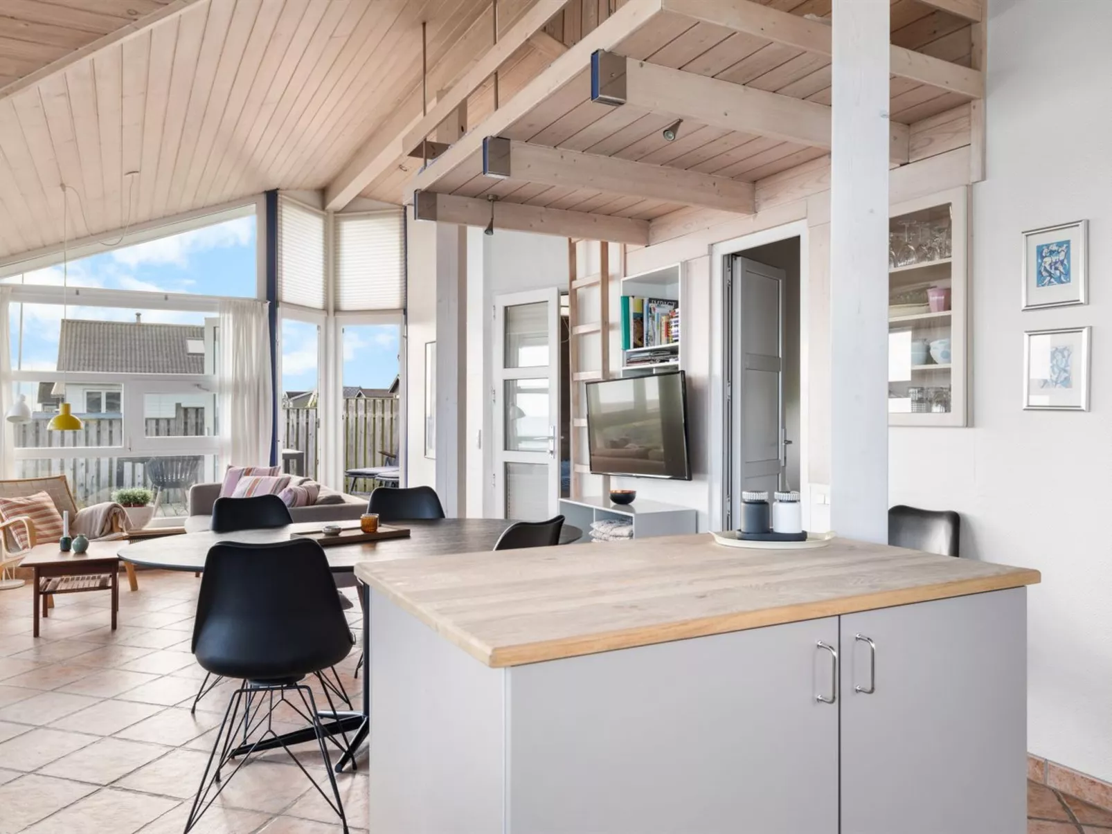 "Amila" - 10m from the sea-Binnen