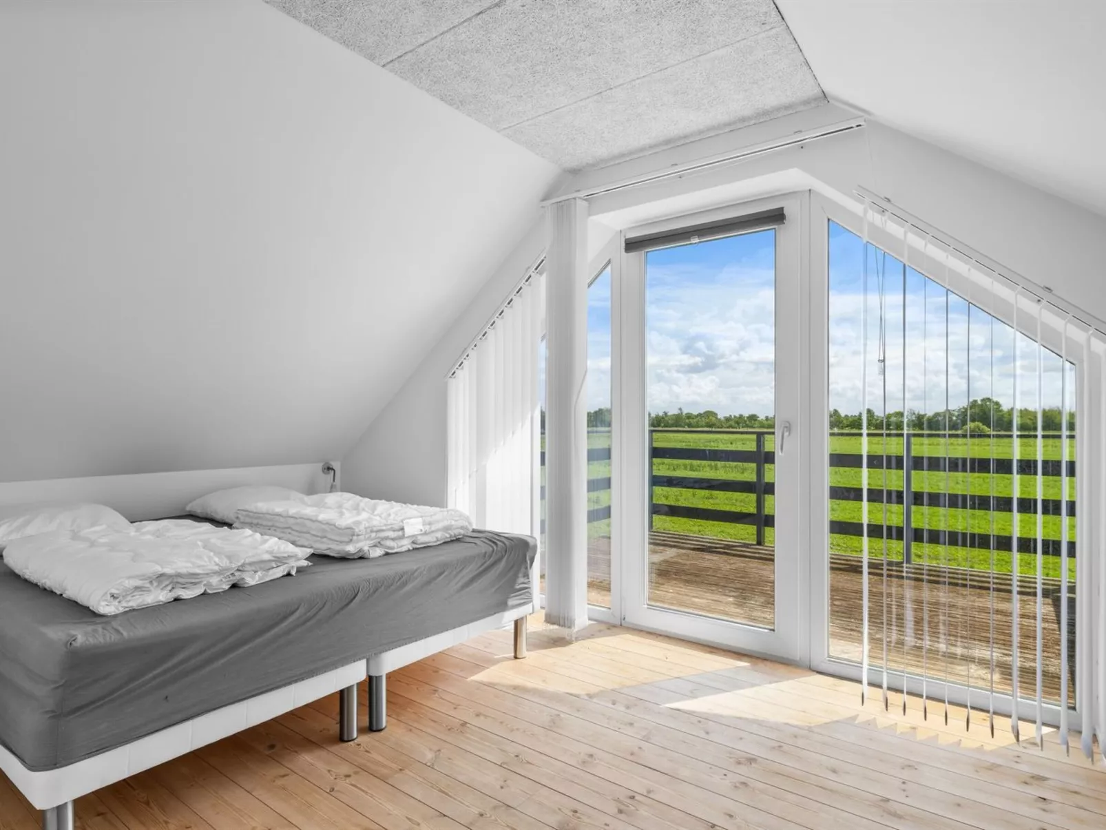 "Ung" - 460m from the sea-Binnen