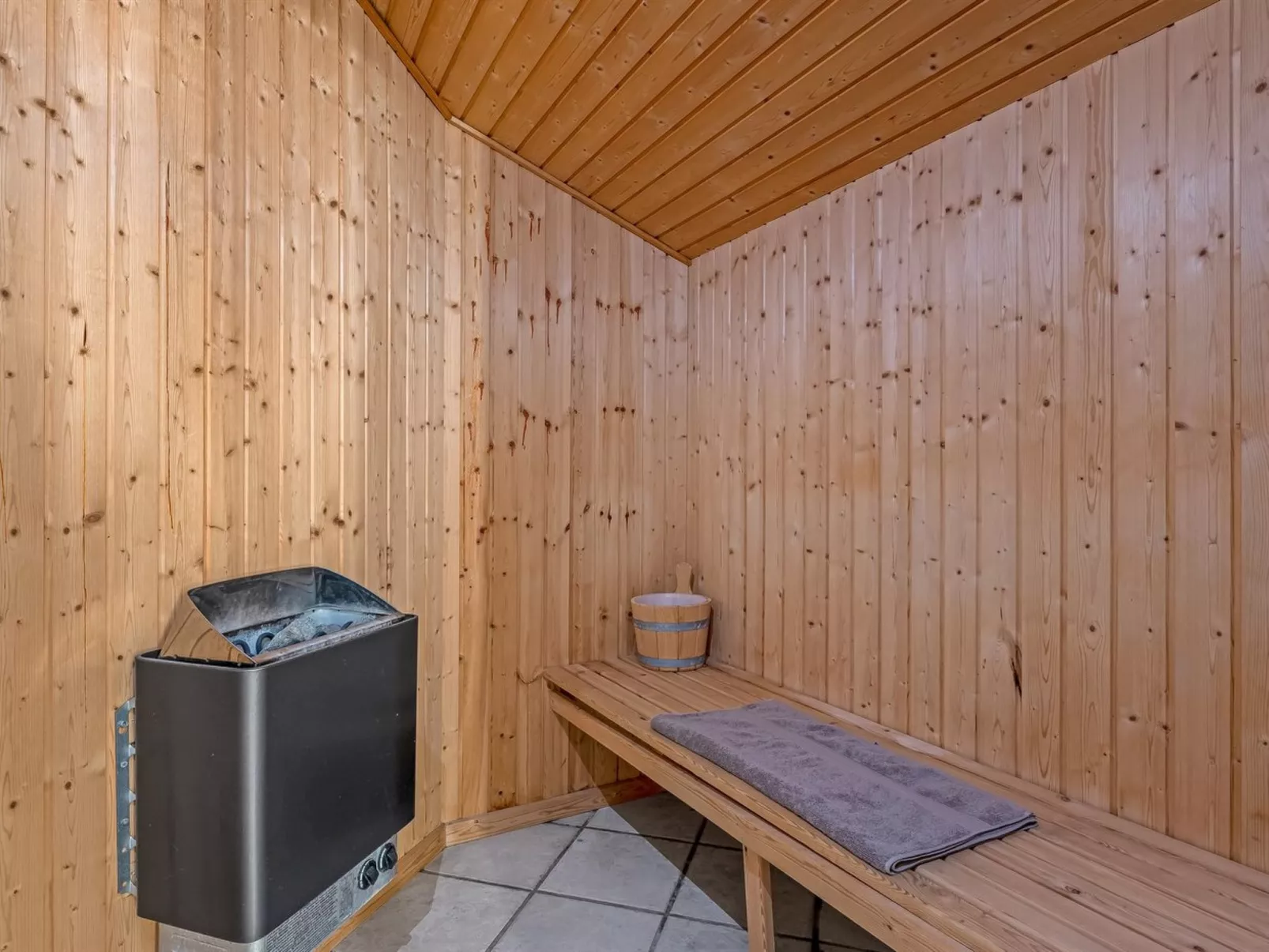 "Batsha" - 1.7km from the sea-Binnen