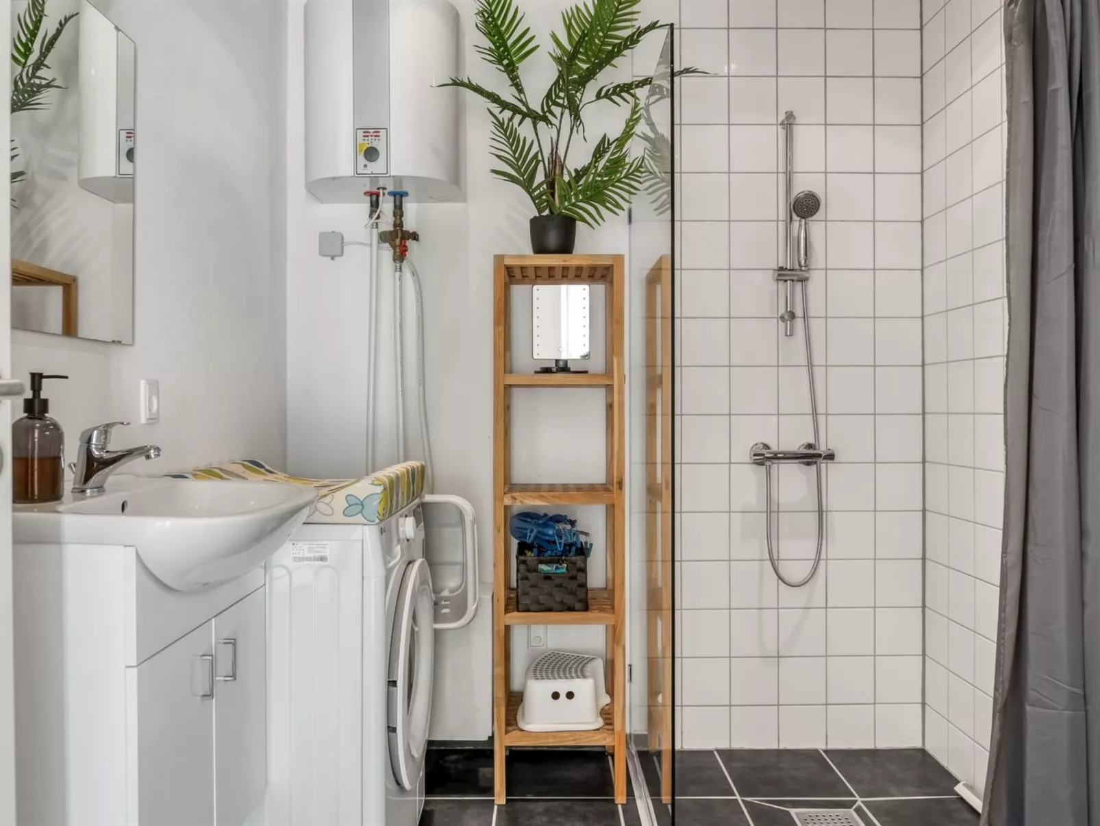 "Swarthofthi" - 340m to the fjord-Binnen