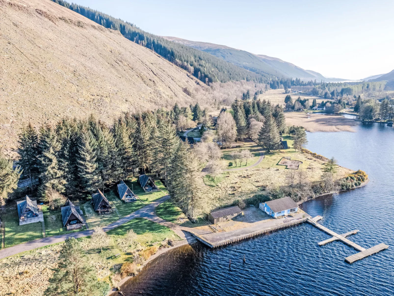 Pine Needle Lodge-Buiten