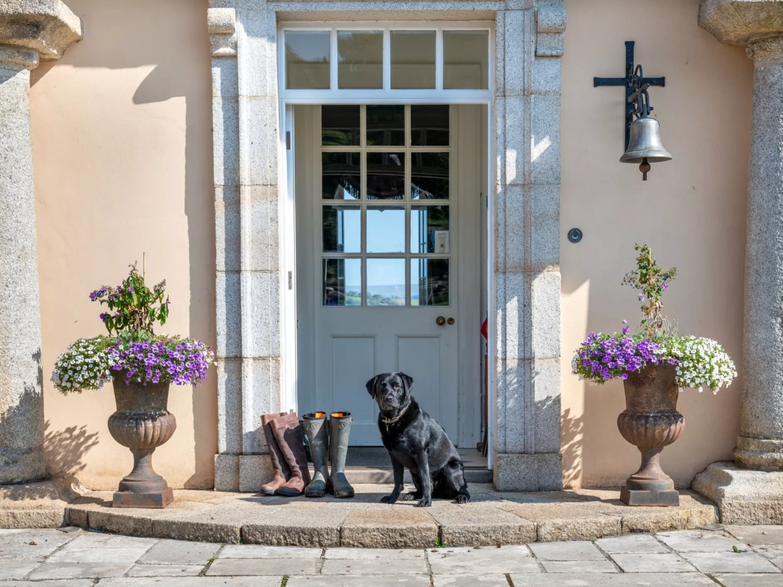 Historic Castle on River Tamar-Buiten