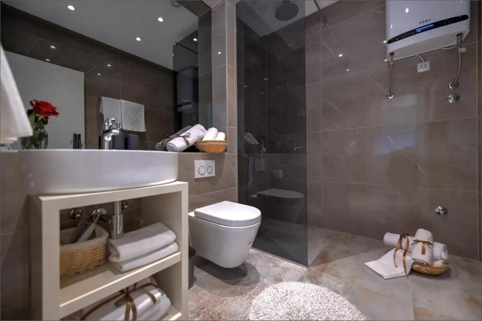 Deluxe Room with King Bed (2)-Badkamer