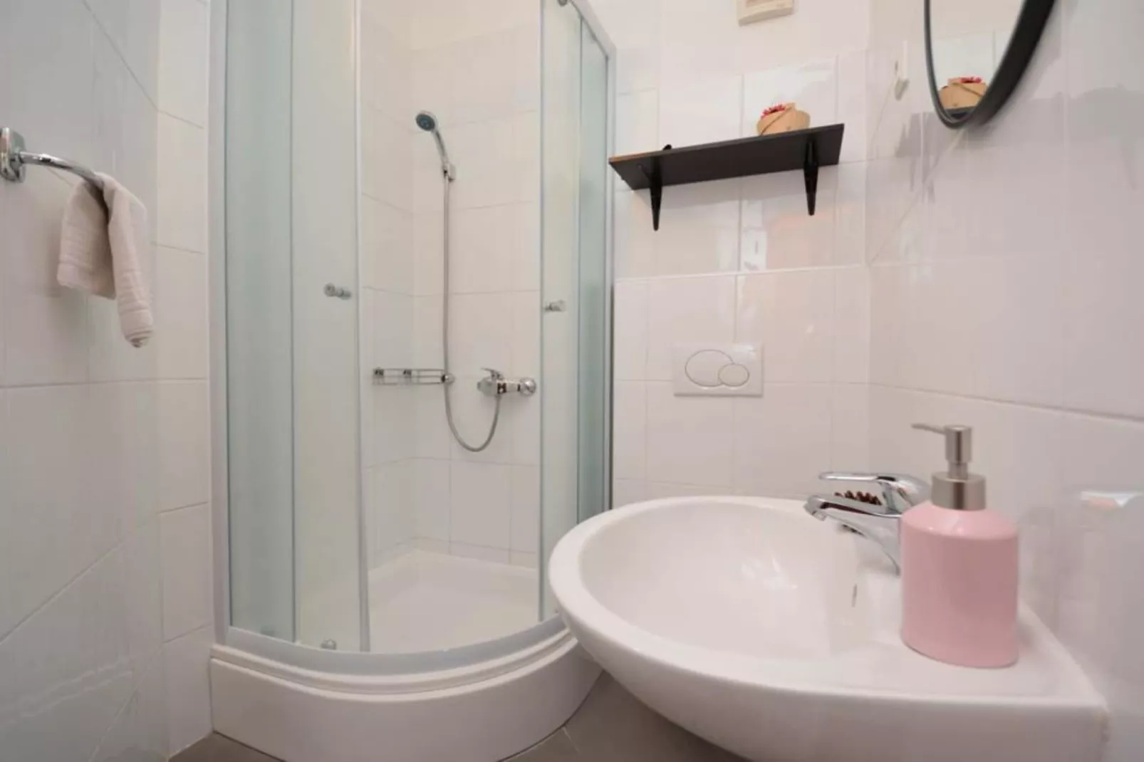 Two-Bedroom Apartment (Maslina)-Badkamer