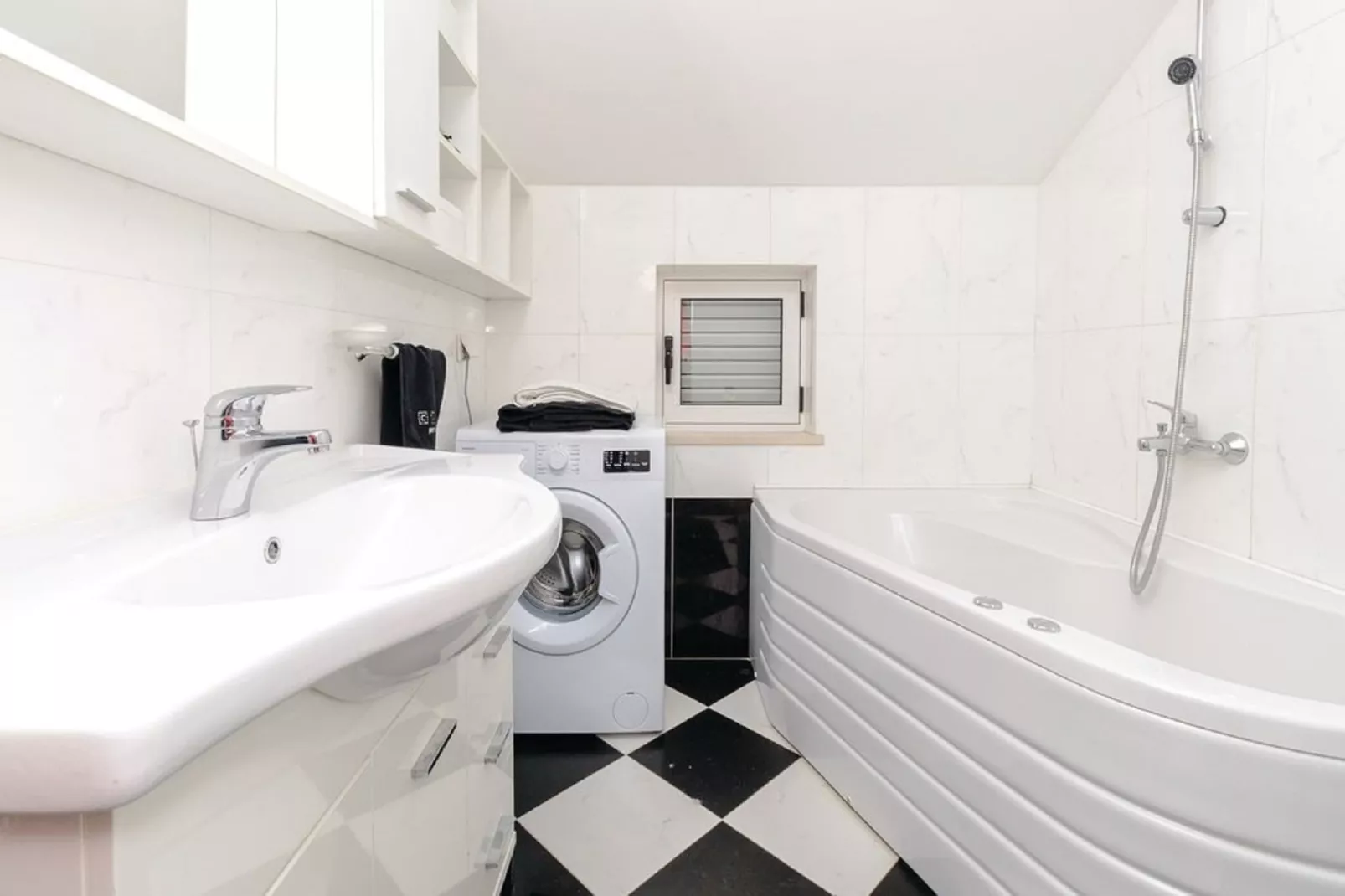 Three Bedroom Apartment with Pool-Badkamer