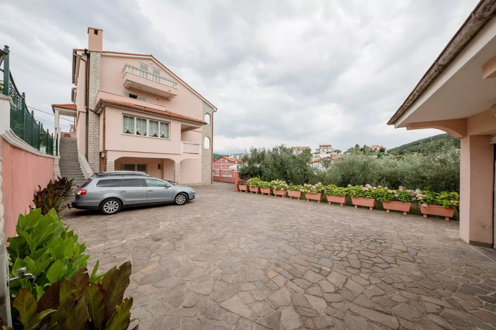 Guest House Villa Anggela - Triple room with Balcony and Garden View (Br.5)-Buitenlucht