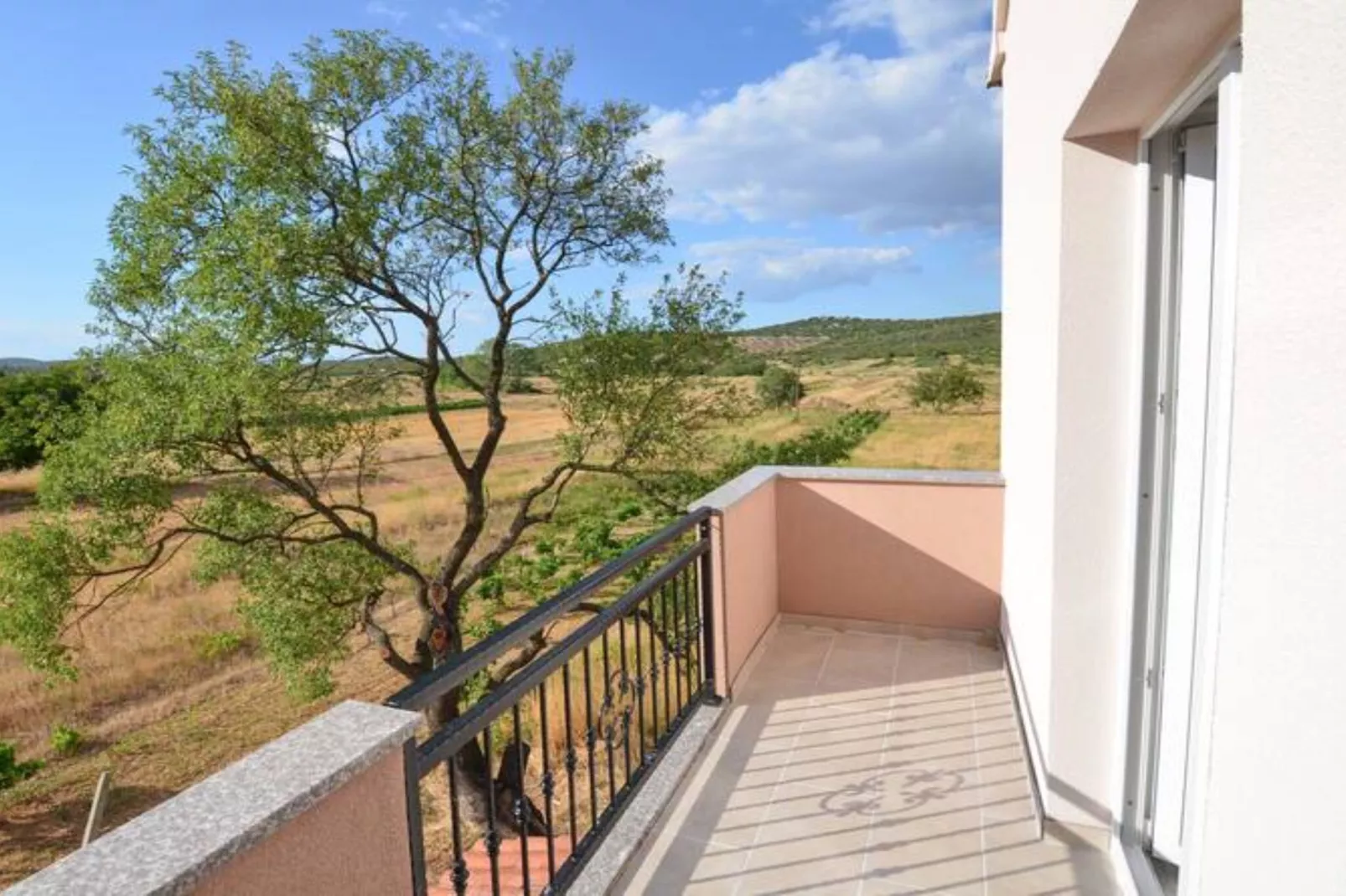 Villa With Pool-Terrasbalkon