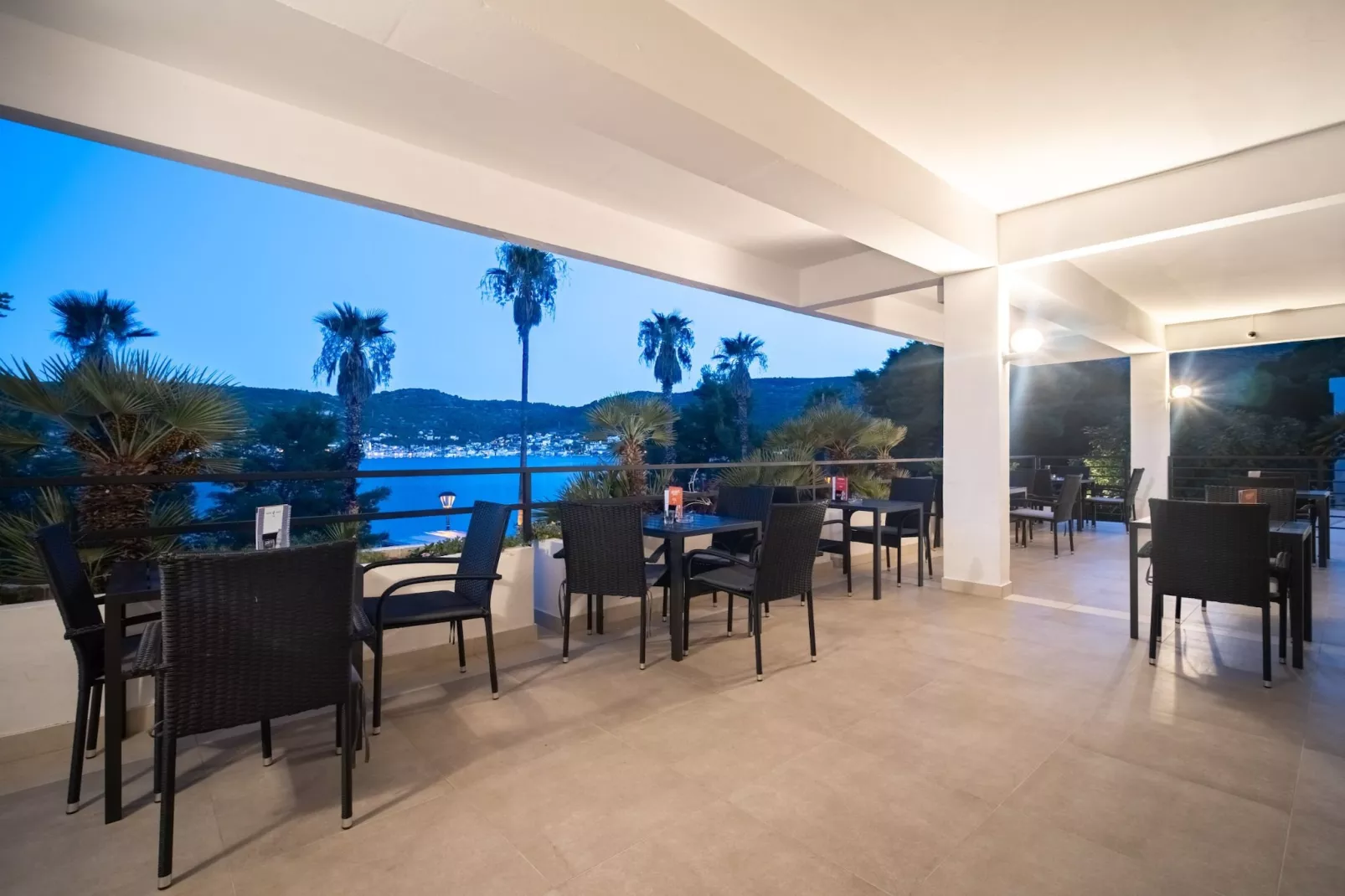 Hotel Issa - Quadruple Room Sea View-Binnen