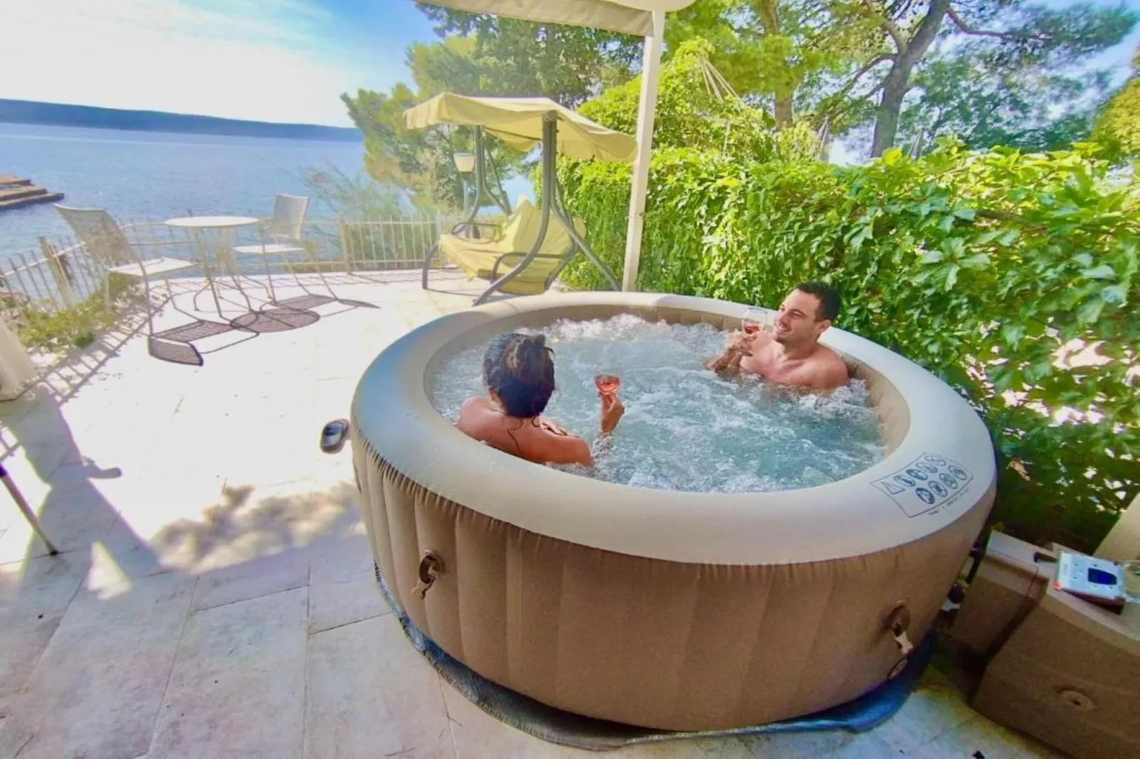 Beach House - 2m from beach - Three Bedroom House-Terrasbalkon