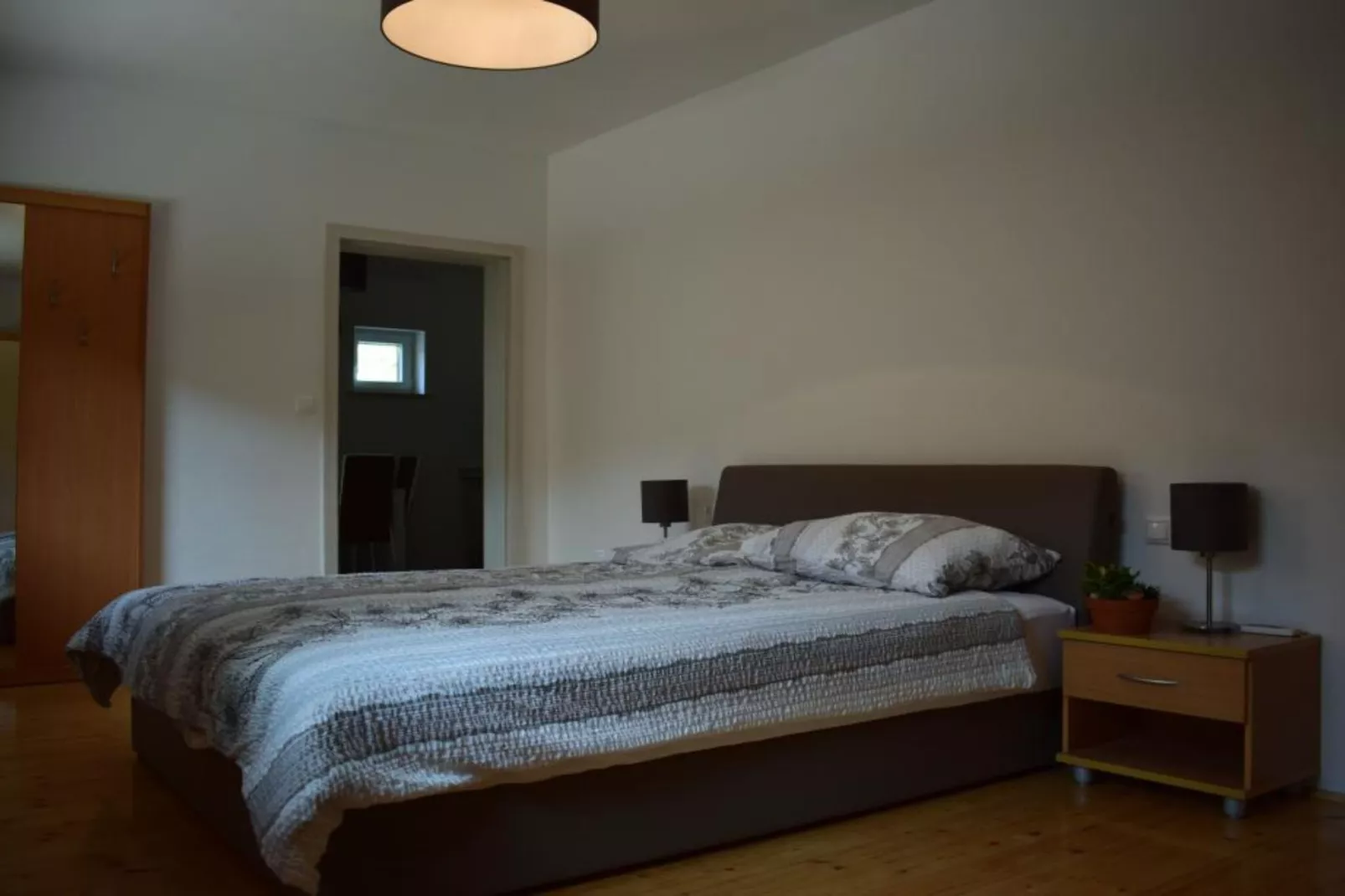 Zevnik Quiet Retreat with Stunning Views and Equestrian Activities - Standard One Bedroom Apartment-Slaapkamer