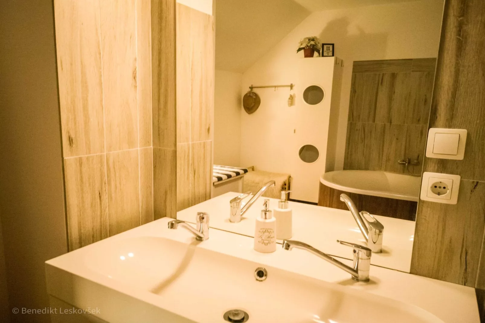 Rustic Refuge Glamping with Hot-Tub and Sauna - Two Bedroom Apartment with Terrace-Badkamer