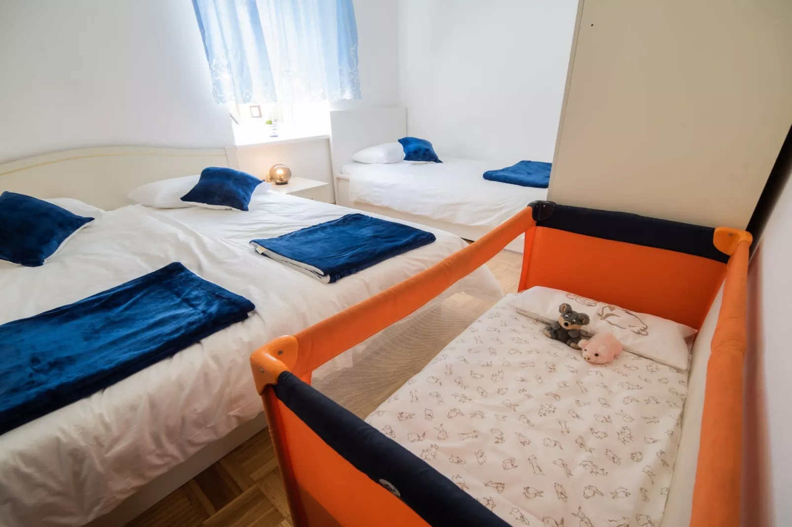 Mountain View Haven Apartments - Two Bedroom Apartment with Balcony-Slaapkamer