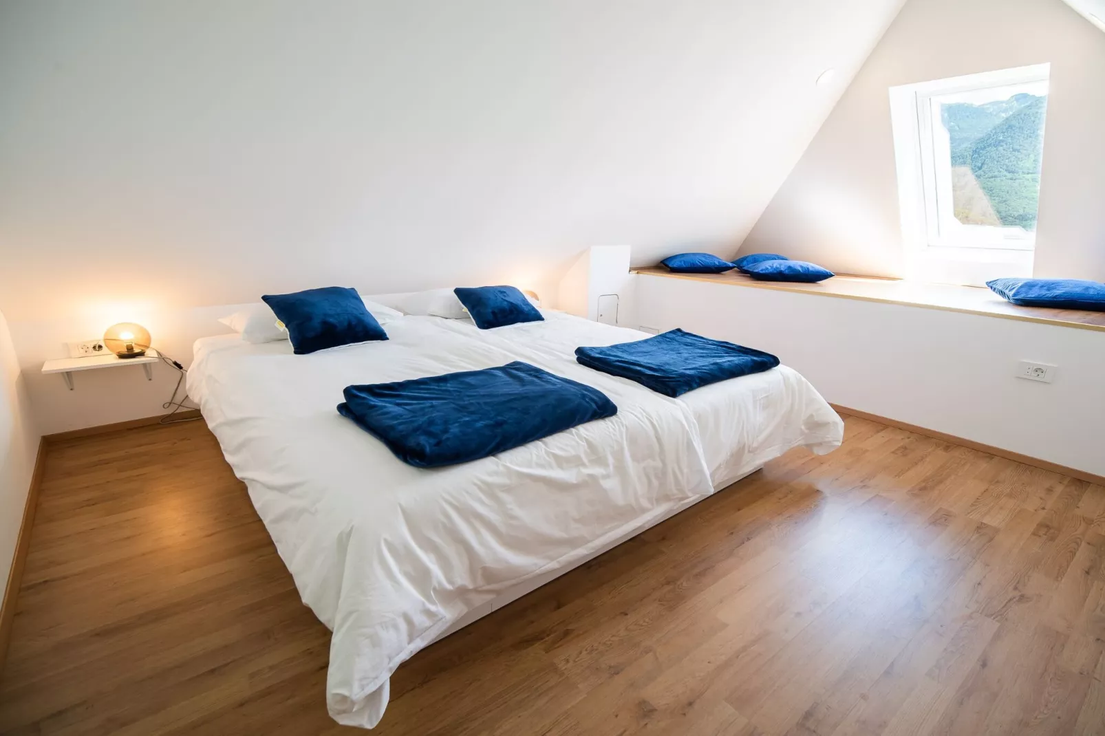 Mountain View Haven Apartments - One Bedroom Apartment  with Balcony-Slaapkamer