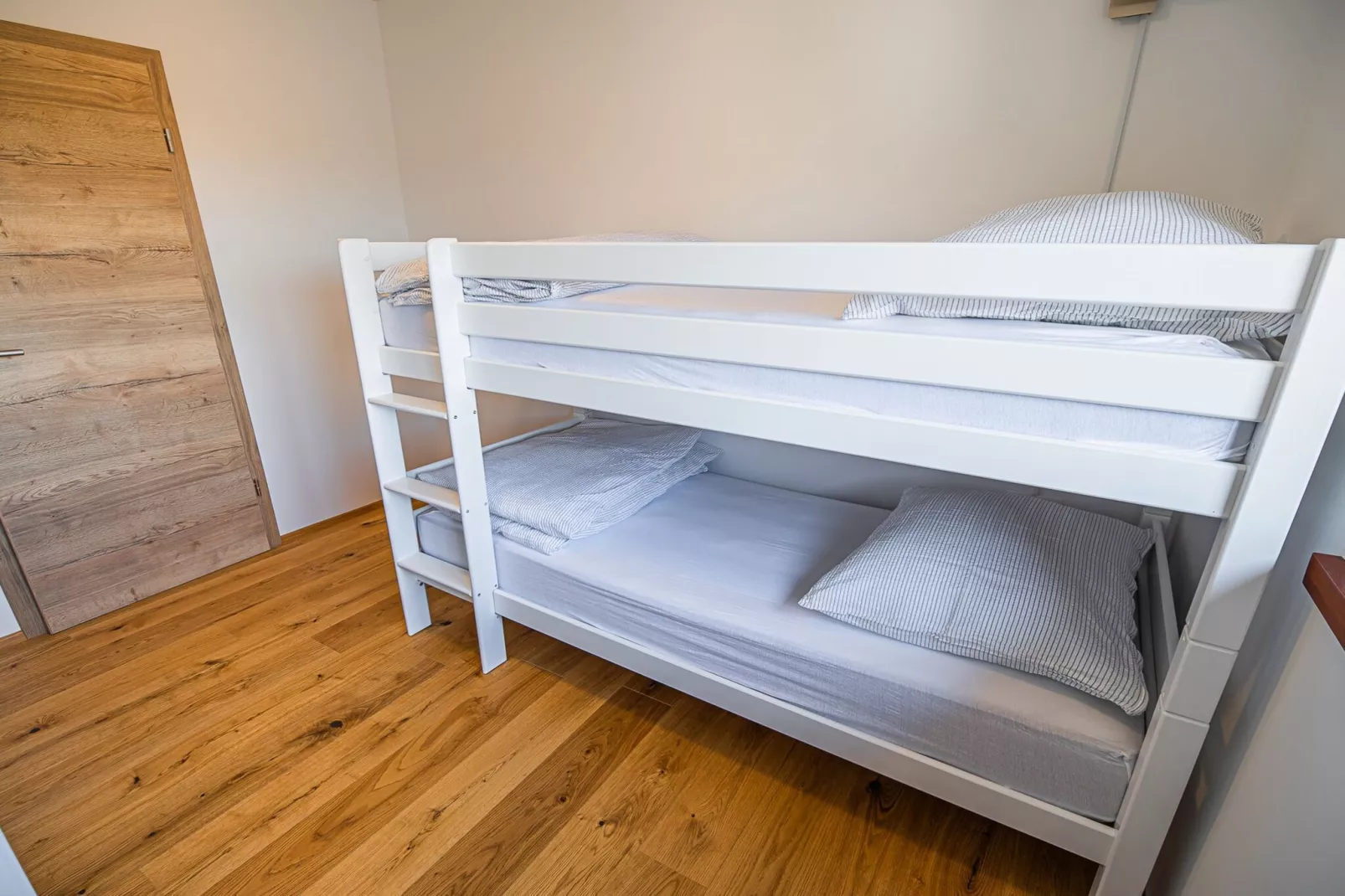 Serene Hollow Holiday Home with Mountain View - Two Bedroom Holiday Home with Mountain View-Slaapkamer