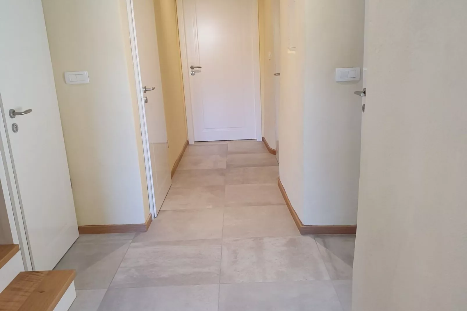 Komen Getaway Holiday Home with Balcony - Four Bedroom Holiday Home with Balcony-Binnen