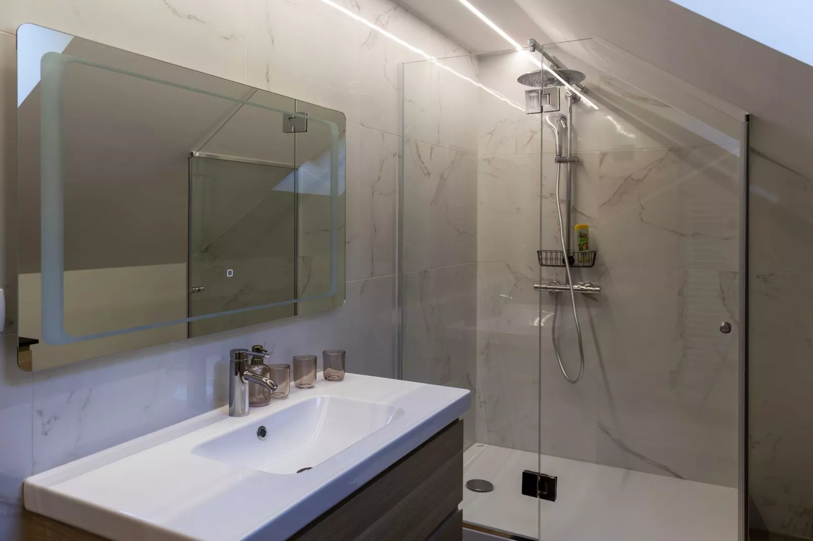 Mountain View Villa with Sauna and Hot-Tub - Three Bedroom Villa with Sauna and Hot-Tub-Badkamer